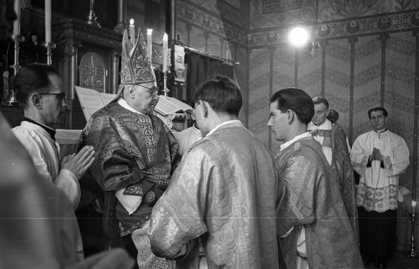 Hungary, Győr, Káptalandomb, Papnevelő Intézet. Papszentelés, a szertartást Papp Kálmán győri megyés püspök végzi., 1957, Hámori Gyula, priest, Catholic Church, bishop, ordination, miter, novice, ritual, Fortepan #108519