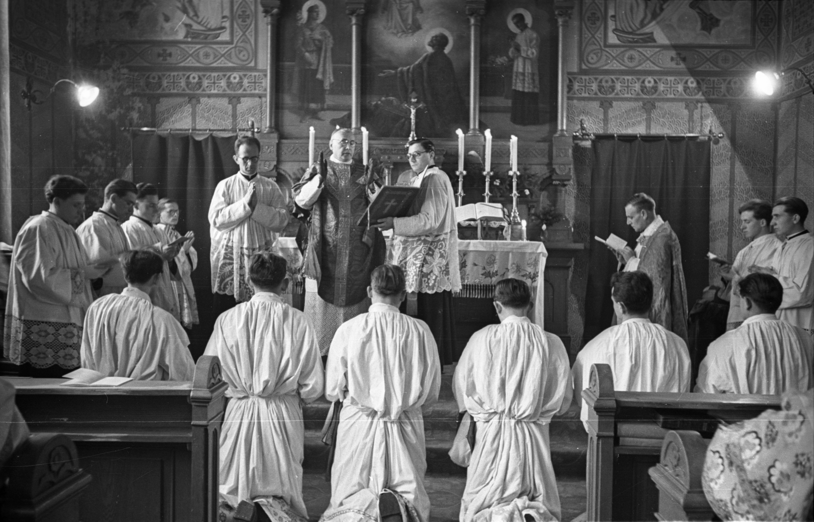 Hungary, Győr, Káptalandomb, Papnevelő Intézet. Papszentelés, a szertartást Papp Kálmán győri megyés püspök végzi., 1957, Hámori Gyula, priest, Catholic Church, church interior, bishop, kneeling, ordination, ritual, deacon, Fortepan #108520