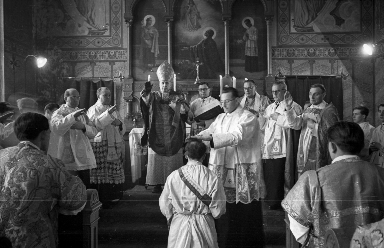 Hungary, Győr, Káptalandomb, Papnevelő Intézet. Papszentelés, a szertartást Papp Kálmán győri megyés püspök végzi., 1957, Hámori Gyula, priest, Catholic Church, church interior, vestments, bishop, surplice, ordination, altarpiece, miter, ritual, deacon, Fortepan #108522