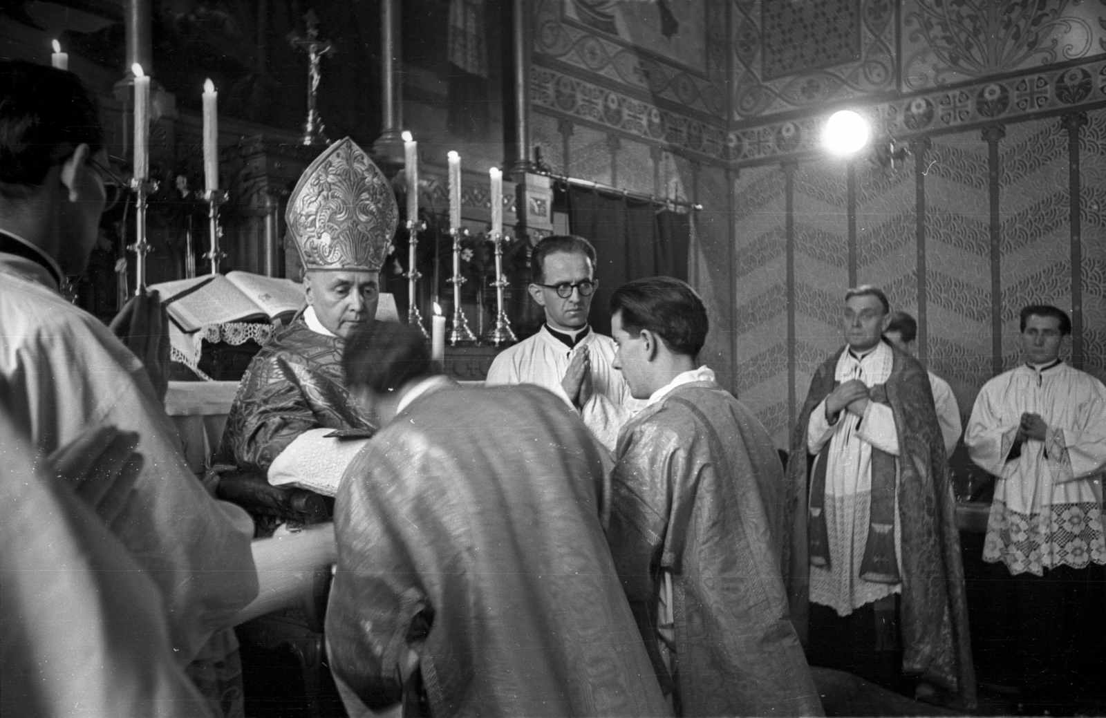 Hungary, Győr, Káptalandomb, Papnevelő Intézet. Papszentelés, a szertartást Papp Kálmán győri megyés püspök végzi., 1957, Hámori Gyula, priest, candle, Catholic Church, vestments, candlestick, bishop, surplice, ordination, miter, novice, ritual, deacon, Fortepan #108524