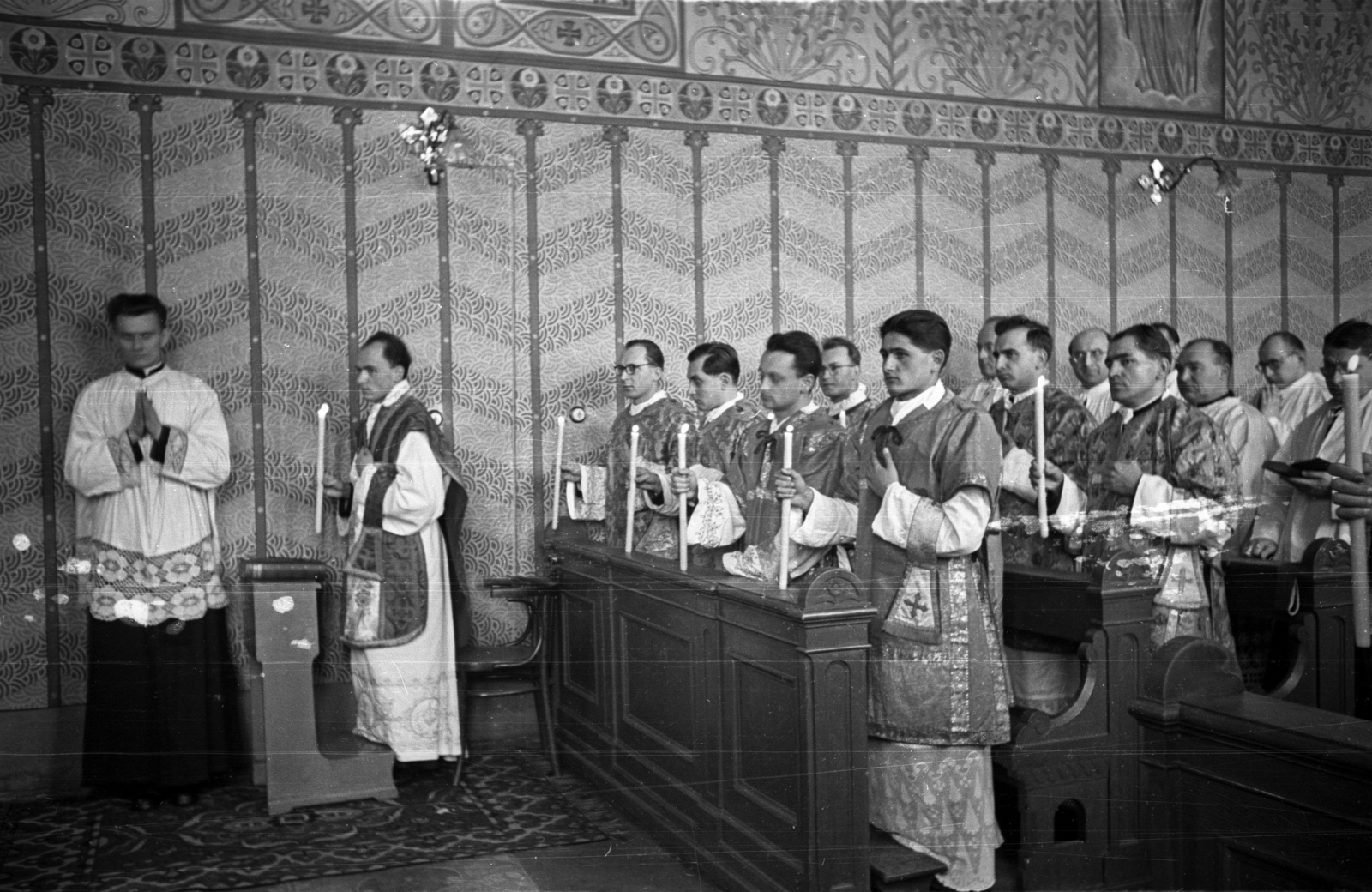 Hungary, Győr, Káptalandomb, Papnevelő Intézet, papszentelési szertartás., 1957, Hámori Gyula, glasses, candle, Catholic Church, surplice, ordination, novice, ritual, deacon, Fortepan #108527