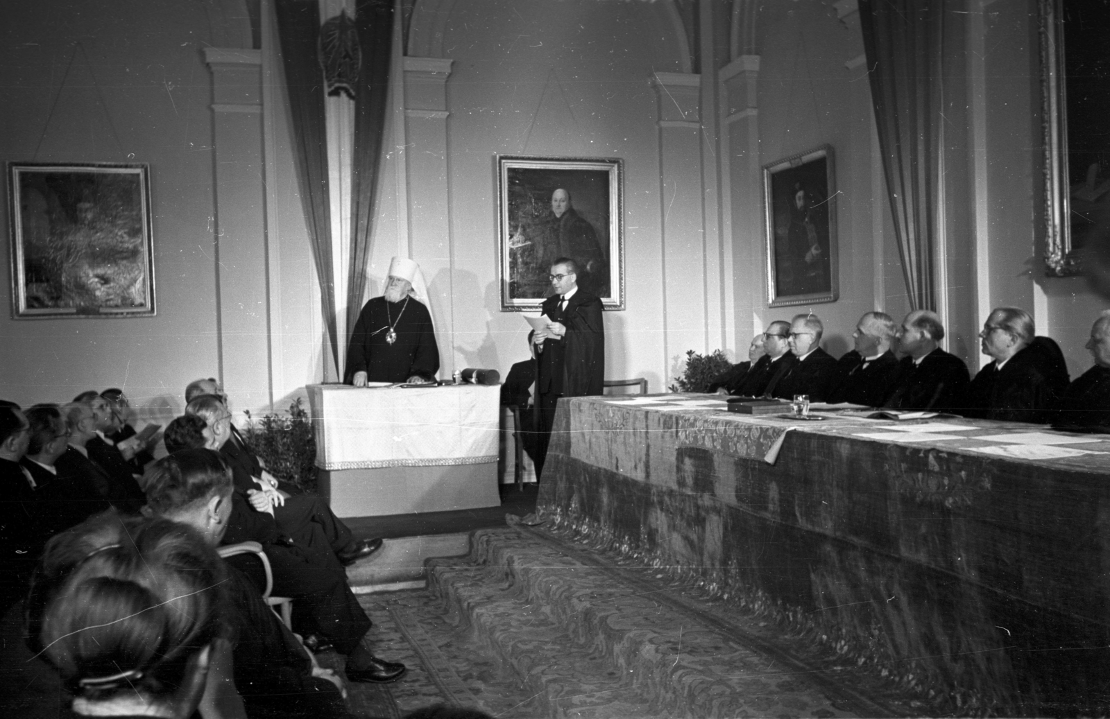 Hungary, Debrecen, a Református Kollégium díszterme. Ünnepély 1954. január 29-én, Nyikolaj metropolita, az oroszországi szent szinódus tagjának tiszteletbeli teológiai doktorrá avatása alkalmából. Kopolovics Iván adminisztrátor a magyar görögkeleti egyház üdvözletét tolmácsolja., 1954, Hámori Gyula, Budapest, painting, inauguration, Fortepan #108528