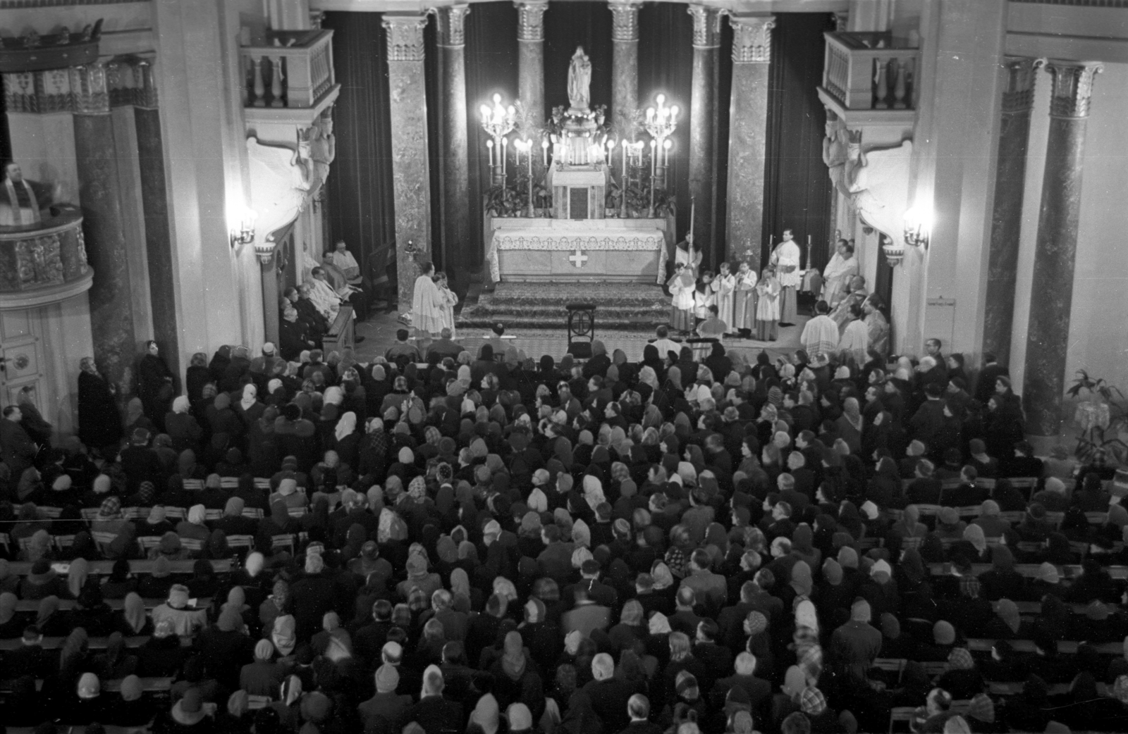 Hungary, Budapest VIII., Magyarok Nagyasszonya (Rezső) tér, Magyarok Nagyasszonya-templom., 1955, Hámori Gyula, priest, pulpit, altar, liturgy, church interior, Budapest, Fortepan #108531