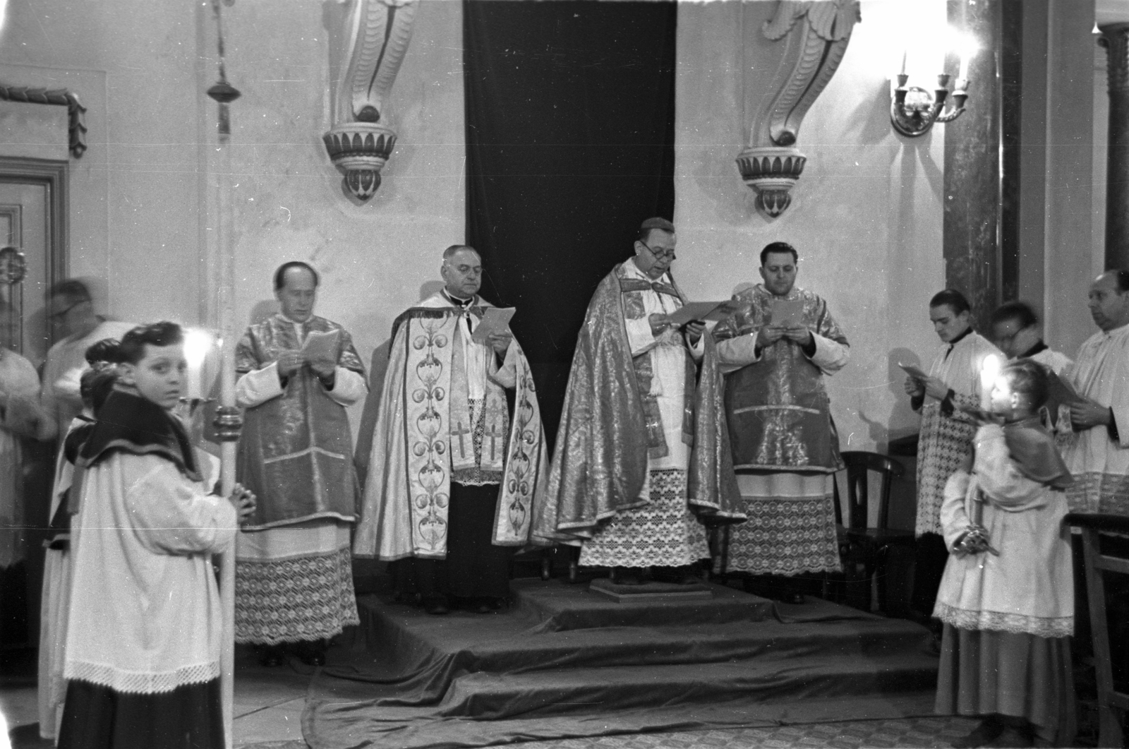 Hungary, Budapest VIII., Magyarok Nagyasszonya (Rezső) tér, Magyarok Nagyasszonya-templom., 1955, Hámori Gyula, priest, church interior, Budapest, Fortepan #108532