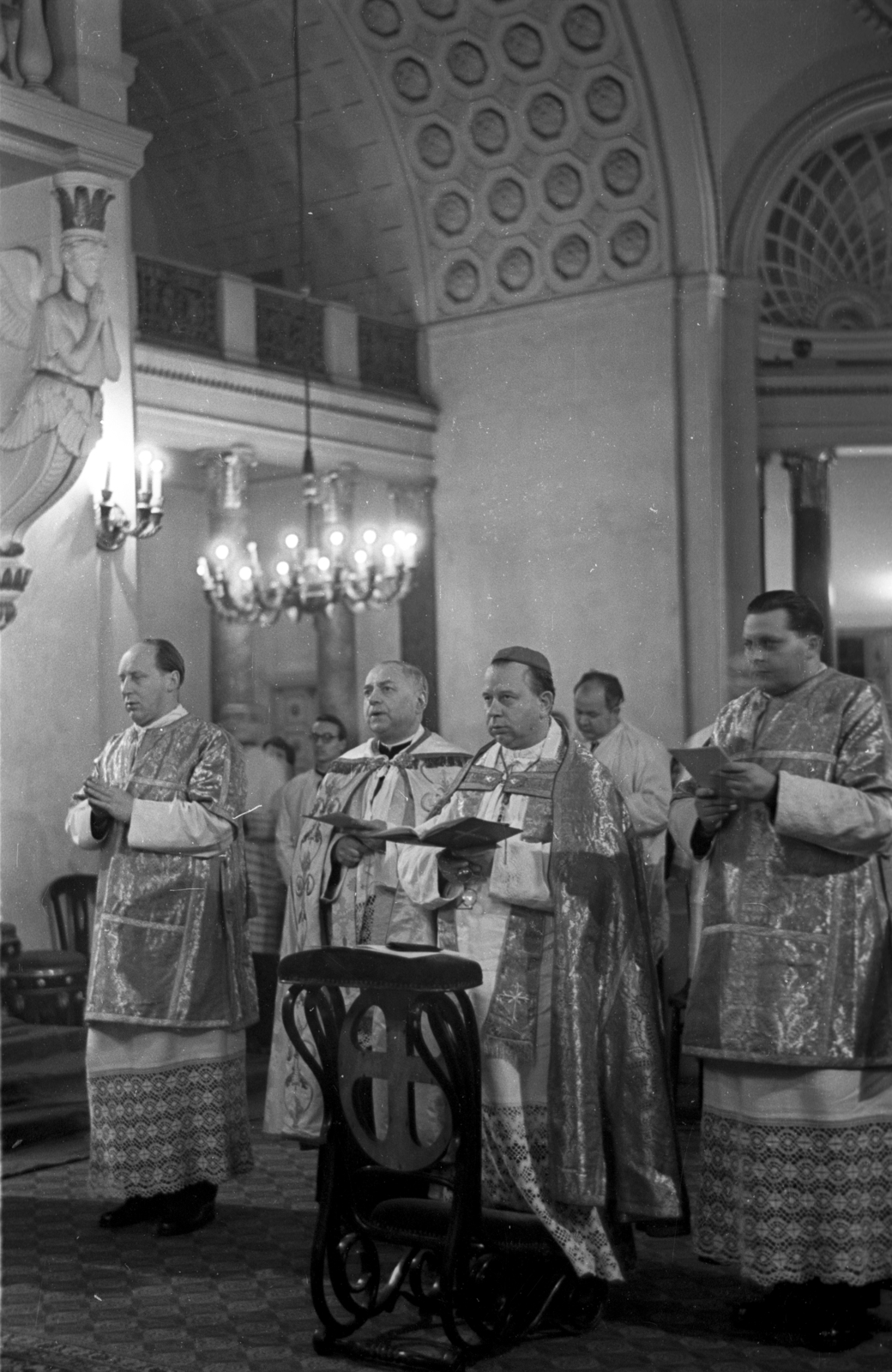 Magyarország, Budapest VIII., Magyarok Nagyasszonya (Rezső) tér, Magyarok Nagyasszonya-templom., 1955, Hámori Gyula, pap, templombelső, Budapest, Fortepan #108533