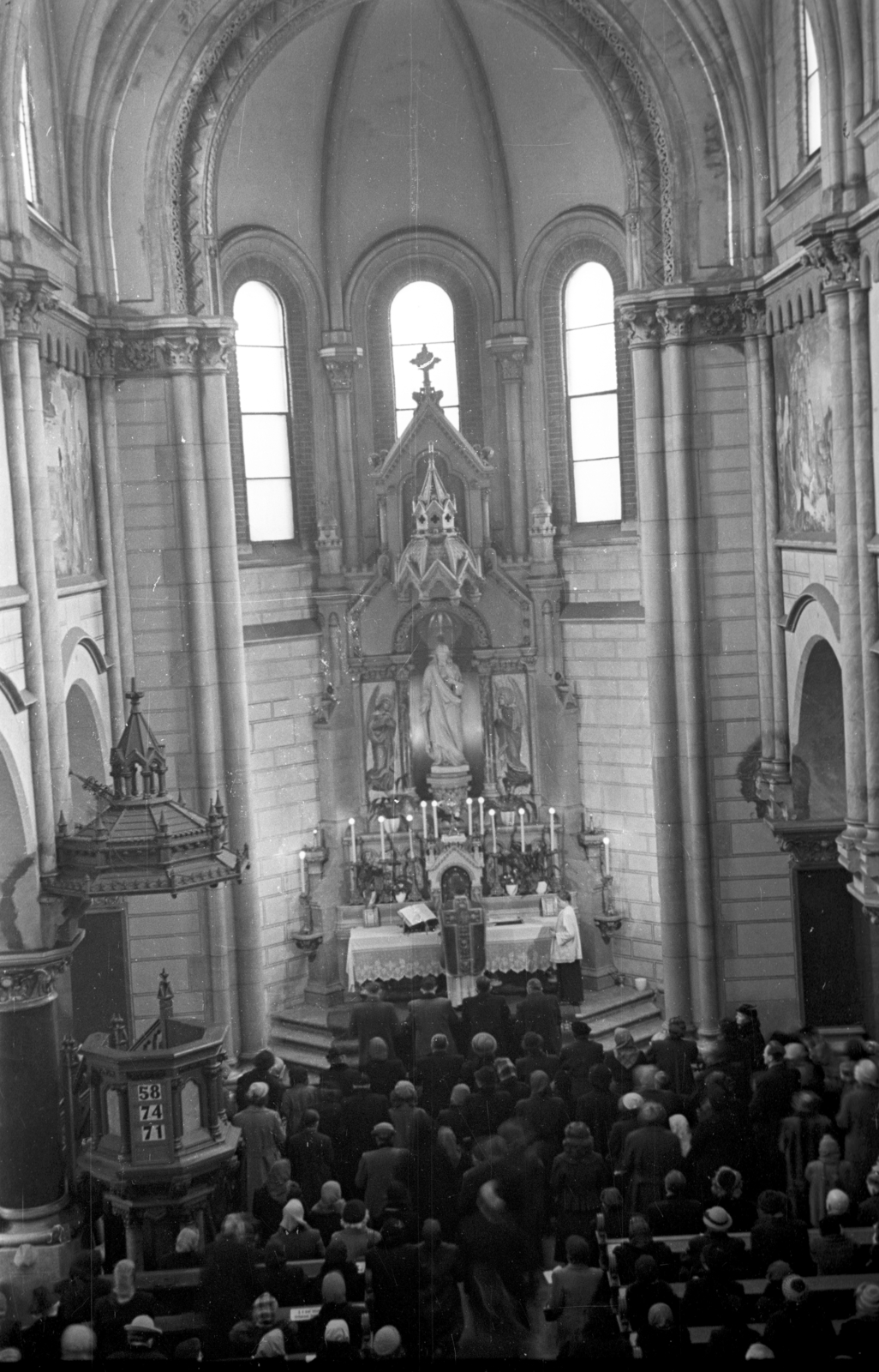 Hungary, Budapest VIII., Lőrinc pap tér (József utca) - Mária utca sarok, Jézus Szíve templom., 1955, Hámori Gyula, pulpit, altar, liturgy, church interior, Budapest, József Kauser-design, Jesuits, Fortepan #108534