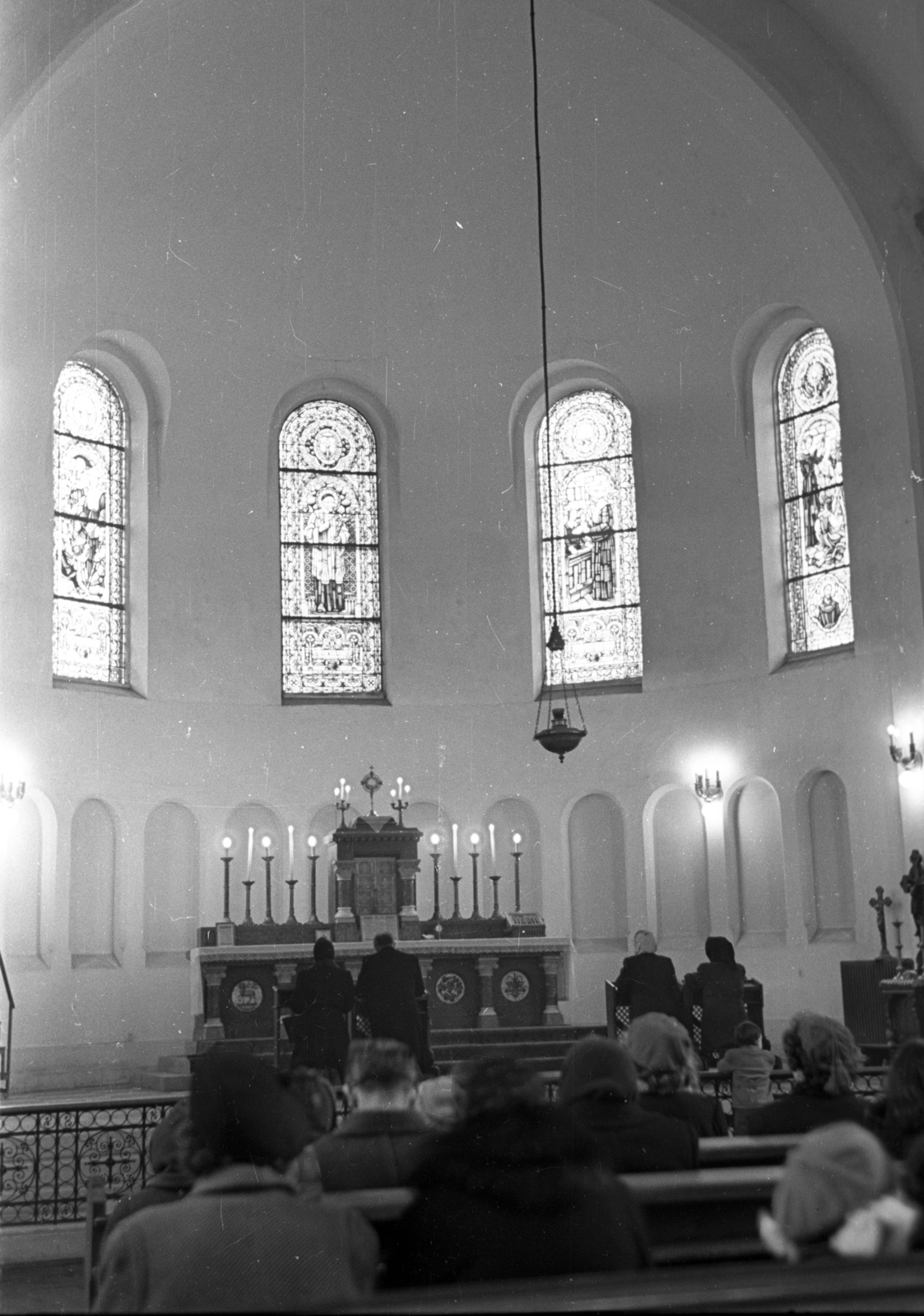 Hungary, Budapest IX., Haller utca, Páli Szent Vince-templom., 1955, Hámori Gyula, altar, church interior, Budapest, stained glass, Fortepan #108535