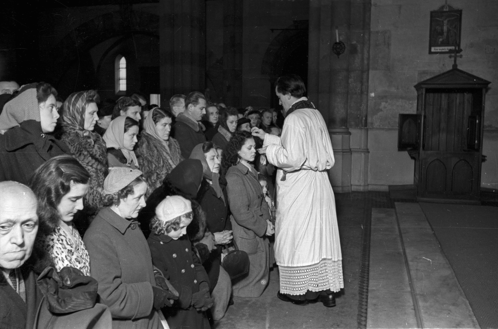 1955, Hámori Gyula, religion, priest, Catholic Church, church interior, Throwing the ashes, confessional, Fortepan #108537