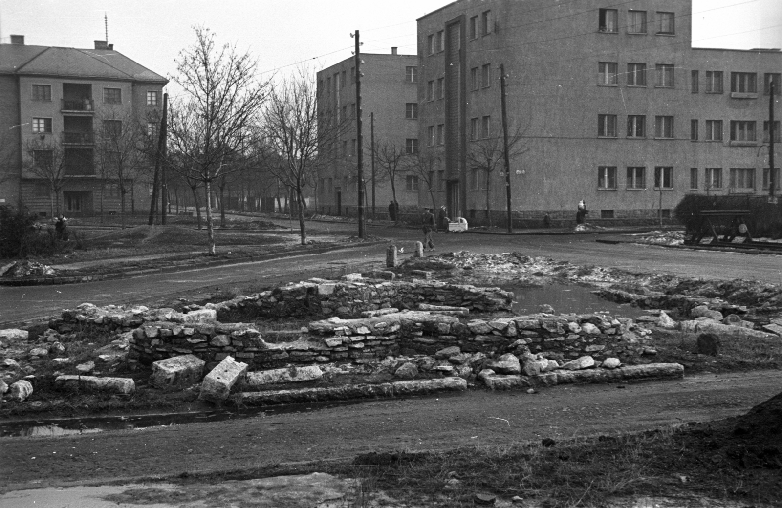 Hungary, Budapest III., a Kunigunda útja és Hunor utca találkozásánál lévő római kori "cella trichora"., 1955, Hámori Gyula, baby carriage, street view, ruins, Budapest, archeology, Fortepan #108540