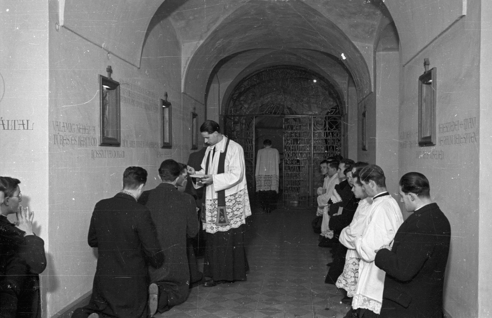 1955, Hámori Gyula, religion, priest, Catholic Church, Throwing the ashes, Fortepan #108542