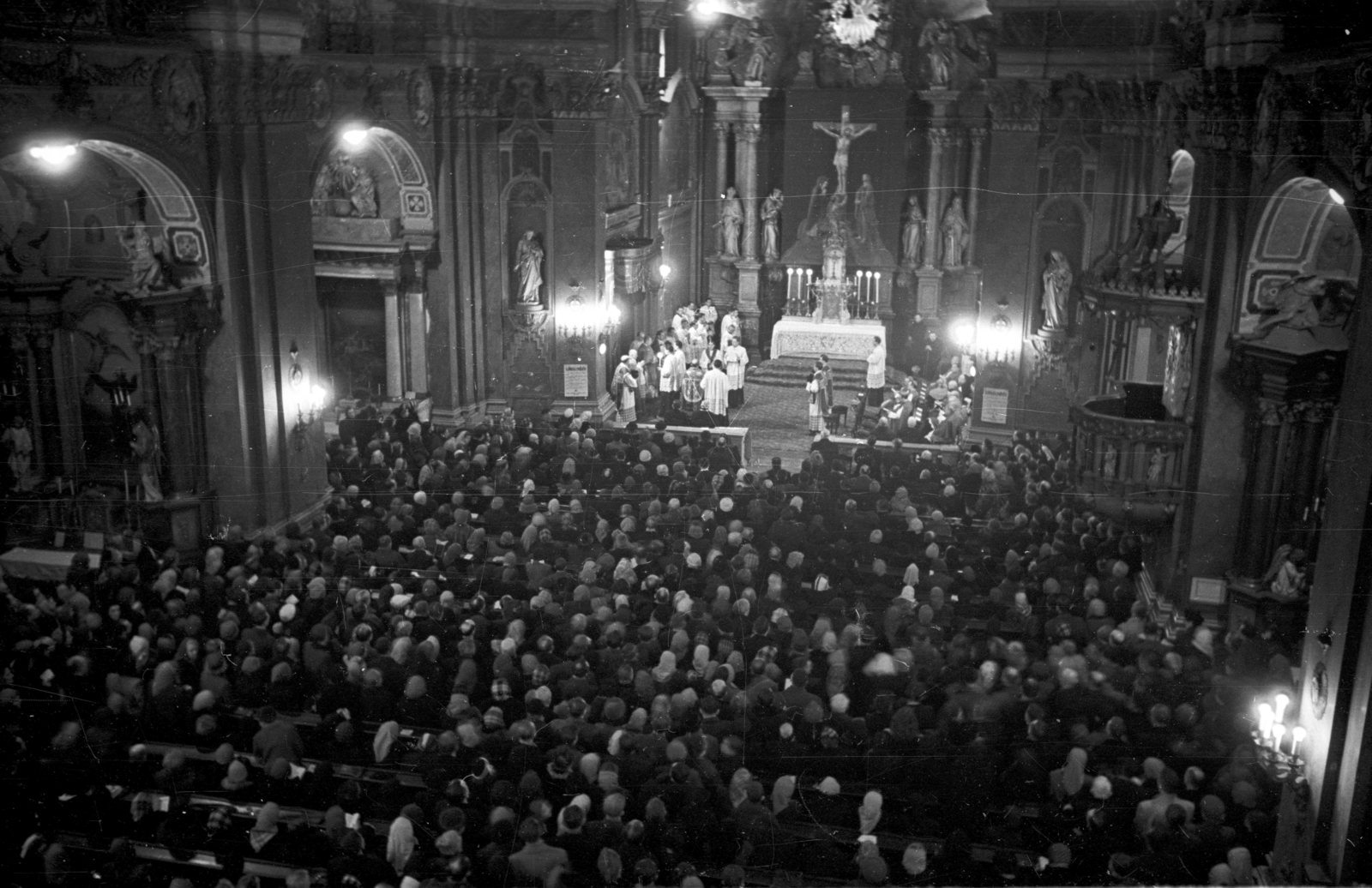 Hungary, Budapest V., Ferenciek tere, Belvárosi Ferences templom., 1957, Hámori Gyula, Baroque-style, Catholic Church, pulpit, altar, liturgy, church interior, crucifix, Budapest, Franciscans, ritual, Fortepan #108550