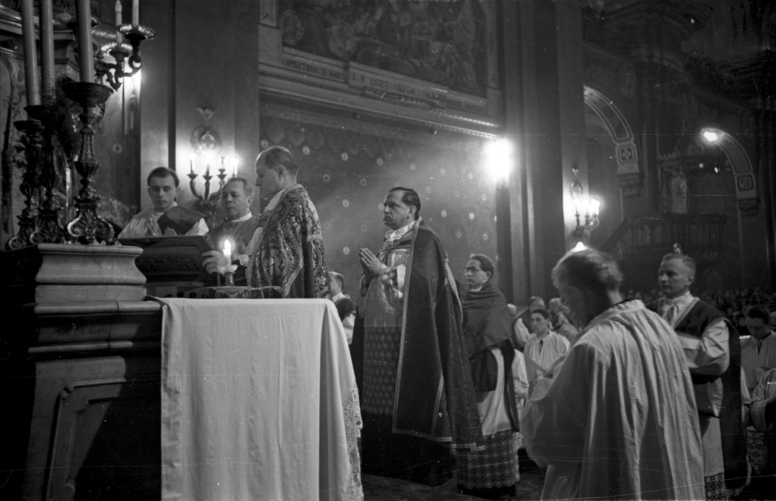 Hungary, Budapest V., Ferenciek tere, Belvárosi Ferences templom., 1957, Hámori Gyula, Baroque-style, Catholic Church, liturgy, church interior, lamp bracket, Budapest, kneeling, Franciscans, ritual, Fortepan #108555