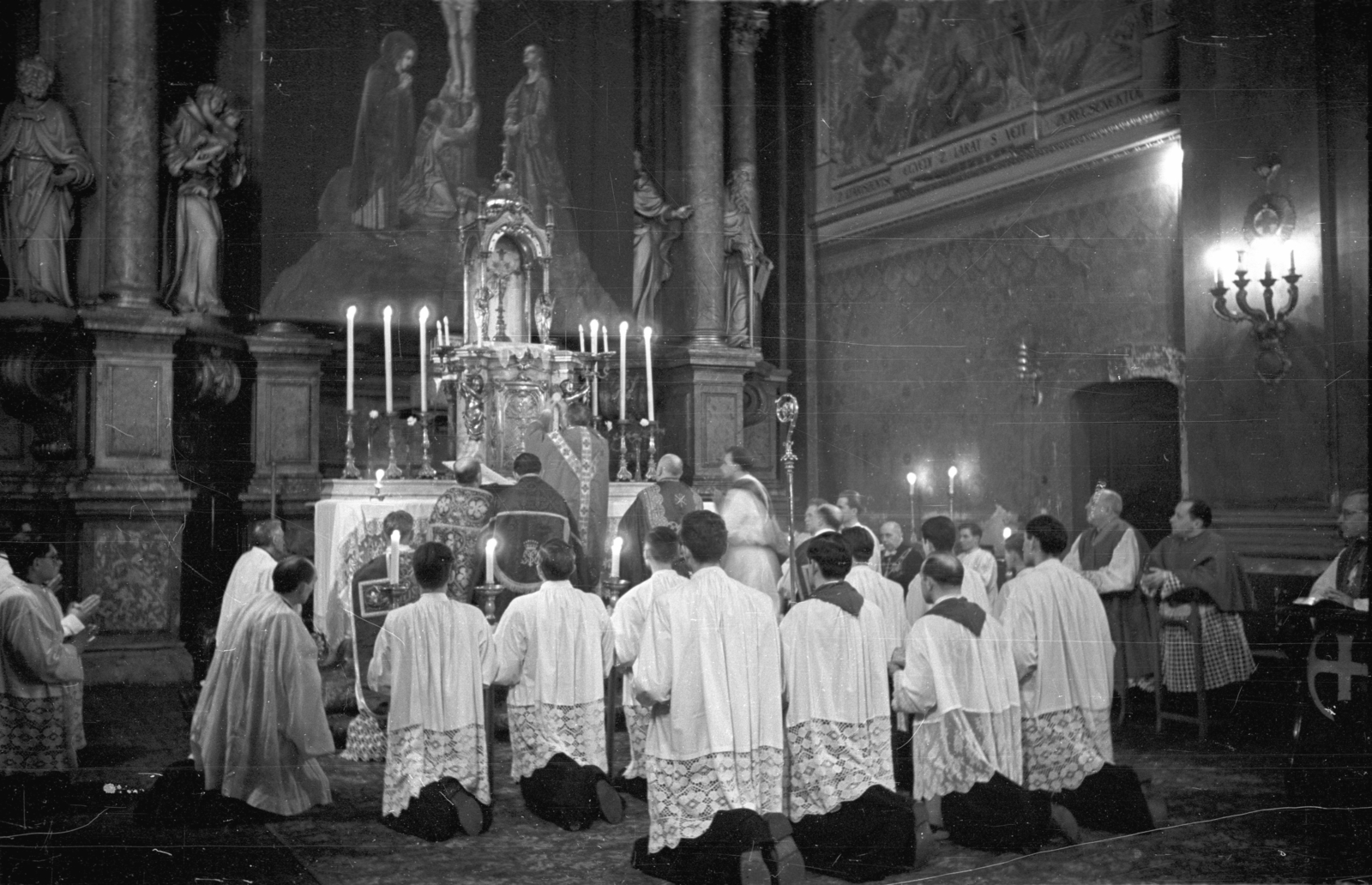 Hungary, Budapest V., Ferenciek tere, Belvárosi Ferences templom., 1957, Hámori Gyula, candle, Baroque-style, Catholic Church, altar, liturgy, church interior, candlestick, lamp bracket, Budapest, kneeling, Franciscans, ritual, Fortepan #108556