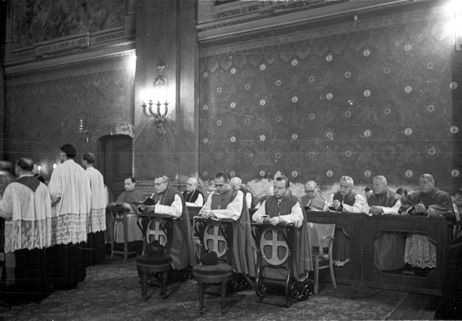 Hungary, Budapest V., Ferenciek tere, Belvárosi Ferences templom., 1957, Hámori Gyula, Baroque-style, Catholic Church, liturgy, church interior, lamp bracket, Budapest, kneeling, Franciscans, ritual, Fortepan #108557