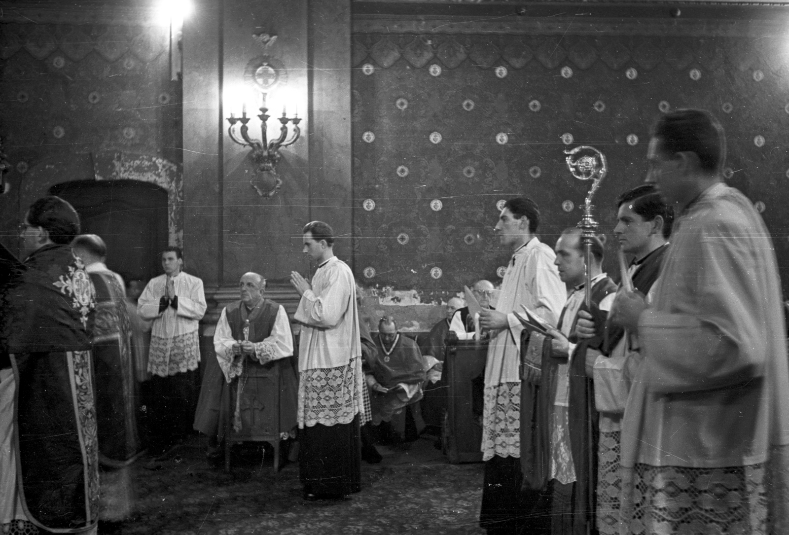 Hungary, Budapest V., Ferenciek tere, Belvárosi Ferences templom., 1957, Hámori Gyula, Baroque-style, Catholic Church, liturgy, church interior, lamp bracket, bishop, shepherd's crook, Budapest, kneeling, Franciscans, ritual, Fortepan #108558