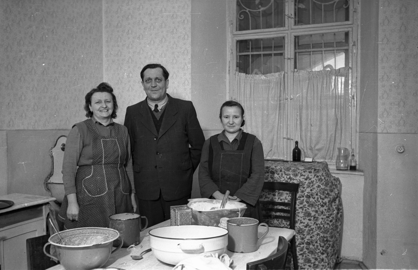 1954, Hámori Gyula, konyha, edény, főzés, konyhafelszerelés, házaspár, kötény, kötényruha, csoportkép, Fortepan #108561
