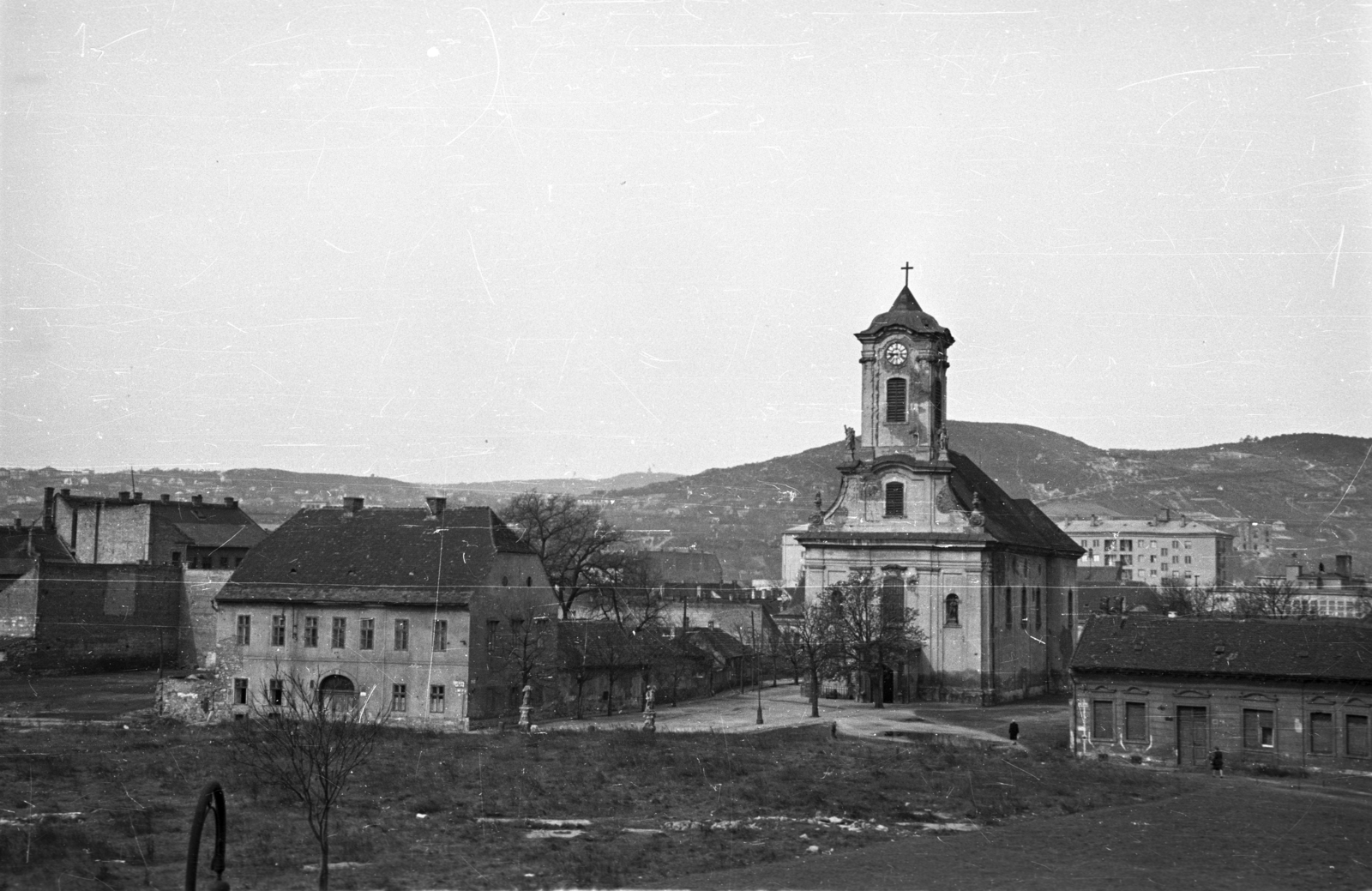 Magyarország, Óbuda, Budapest III., Lajos utca az Óbudai utcánál, Szent Péter és Pál-templom., 1954, Hámori Gyula, Budapest, lakóház, templom, toronyóra, Fortepan #108567