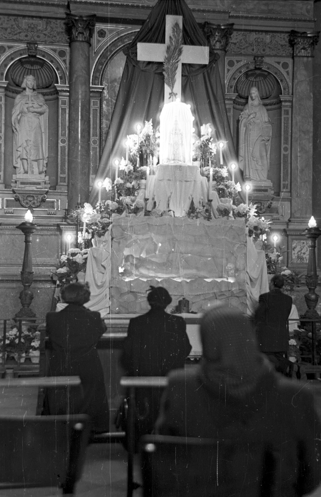 Hungary, Budapest V., Szent István tér, Szent István-bazilika., 1954, Hámori Gyula, Budapest, devotee, altar, back, church interior, Fortepan #108568