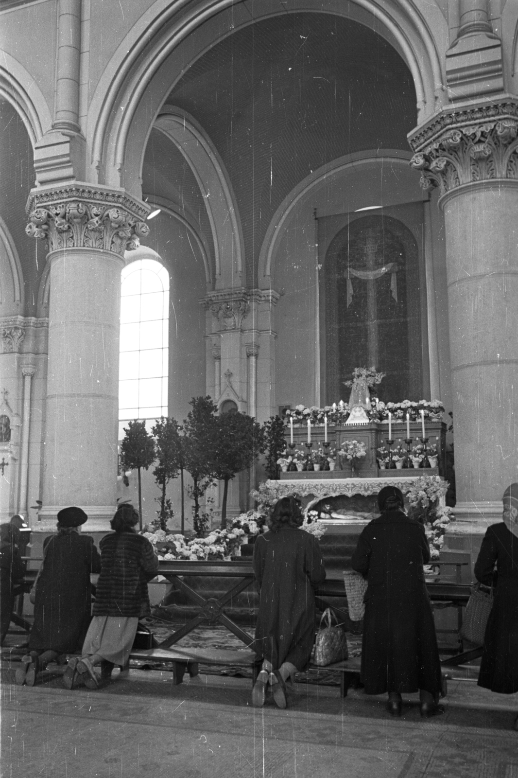 Hungary, Budapest IX., Bakáts tér, Assisi Szent Ferenc-templom (Ybl Miklós, 1865-1879)., 1954, Hámori Gyula, Budapest, church interior, devotee, altar, back, kneeling, Fortepan #108571