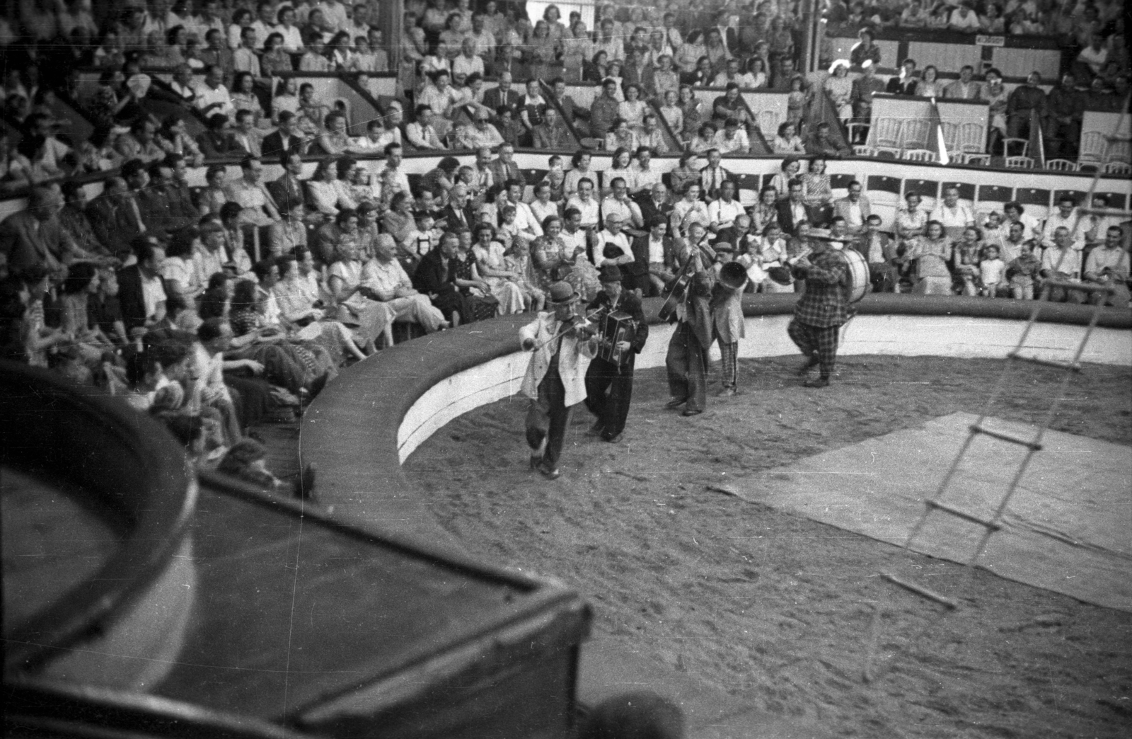 Hungary, Budapest XIV., Fővárosi Nagycirkusz., 1955, Hámori Gyula, audience, clown, Budapest, circus floor, rope ladder, music clown, Fortepan #108575