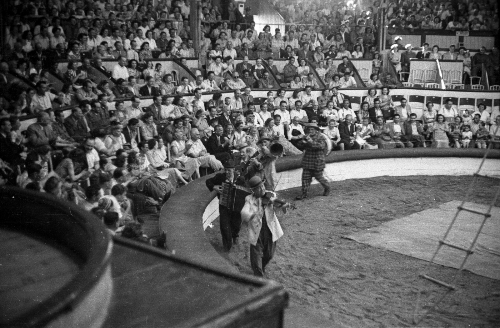 Hungary, Budapest XIV., Fővárosi Nagycirkusz., 1955, Hámori Gyula, audience, clown, Budapest, acrobat, circus floor, rope ladder, music clown, Fortepan #108576
