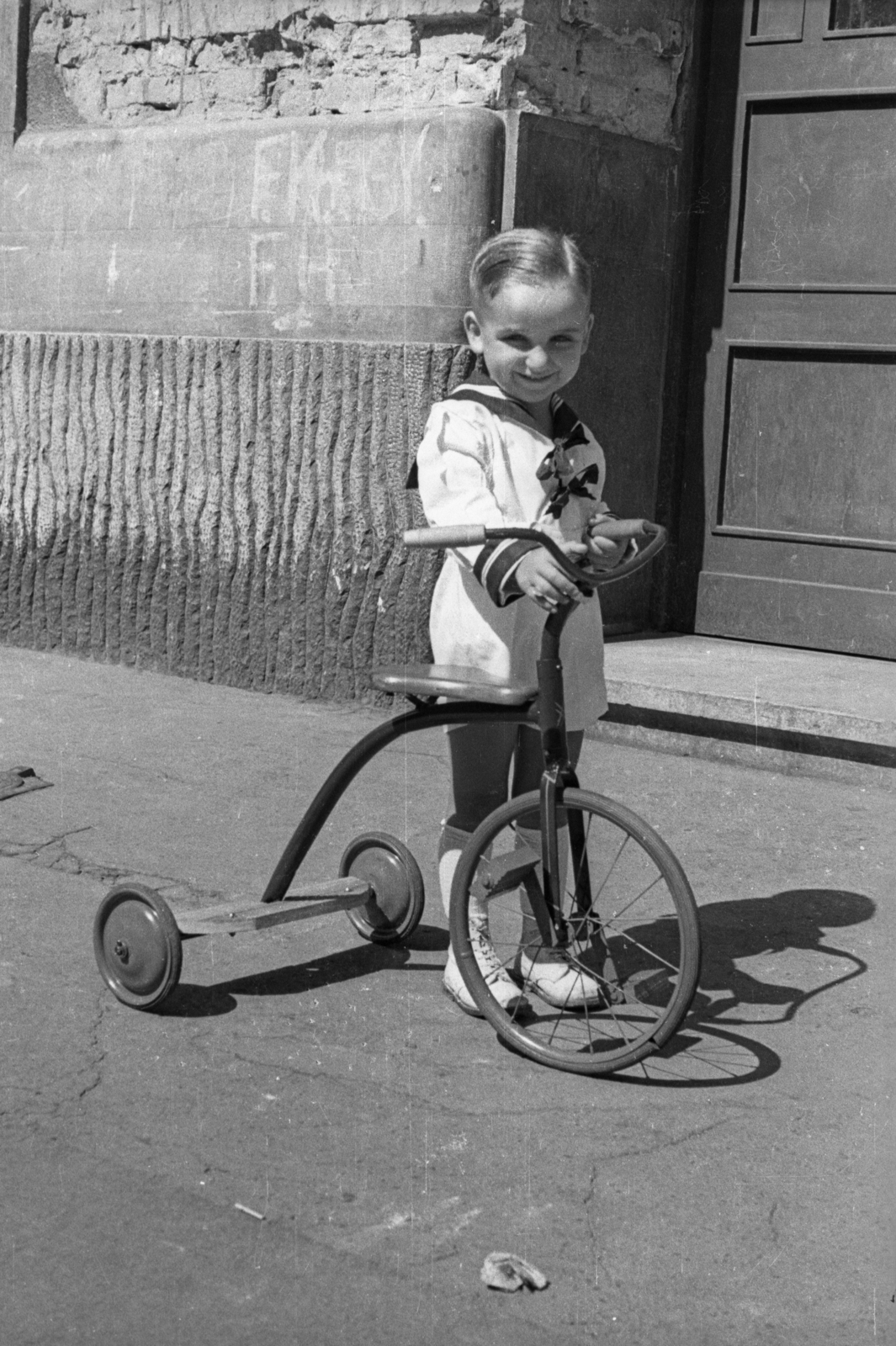 Hungary, Budapest VI., Weiner Leó (Horn Ede) utca 6., 1953, Hámori Gyula, tricycle, Budapest, kids' tricycles, sailor blouse, Fortepan #108586