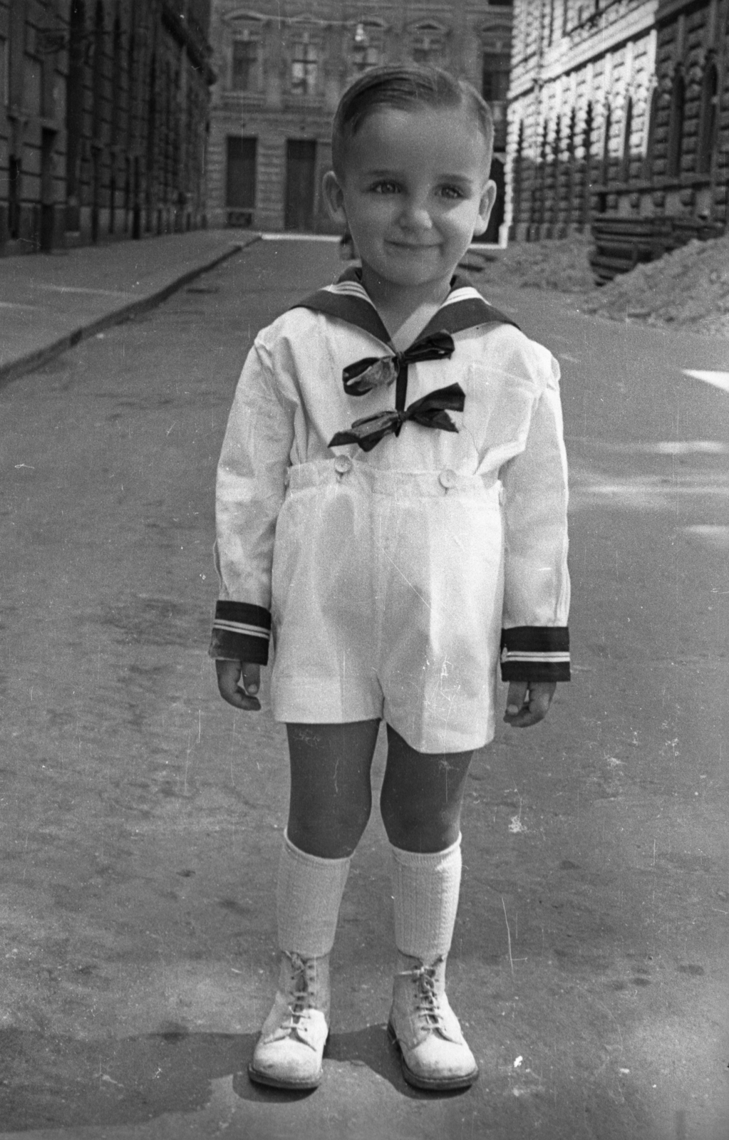 Hungary, Budapest VI., Weiner Leó (Horn Ede) utca a Jókai utca felé nézve., 1953, Hámori Gyula, Budapest, kid, sailor blouse, Fortepan #108588