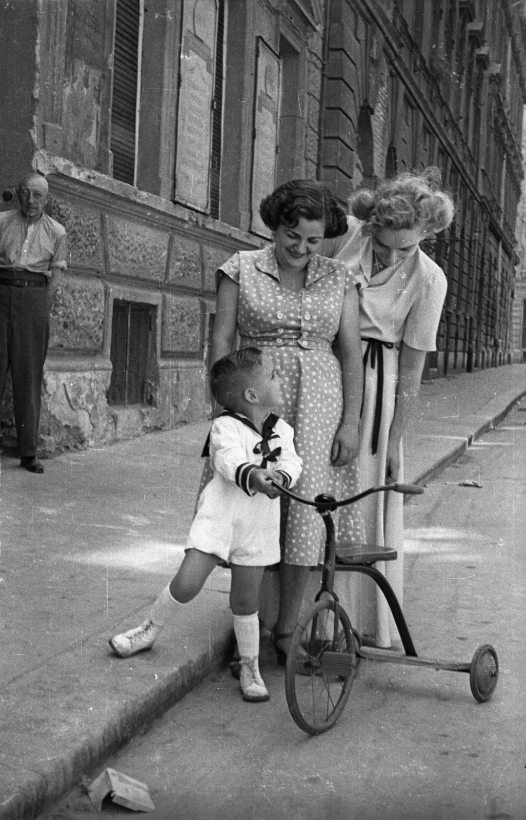 Hungary, Budapest VI., Weiner Leó (Horn Ede) utca a Jókai utca felé nézve., 1953, Hámori Gyula, tableau, street view, tricycle, Budapest, sailor dress, Fortepan #108593