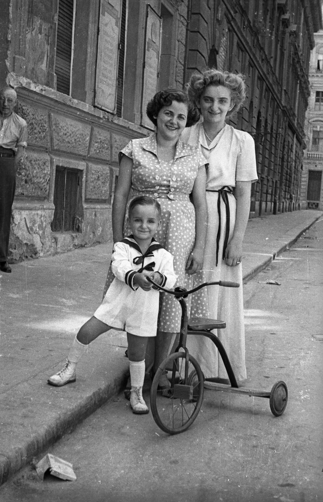 Hungary, Budapest VI., Weiner Leó (Horn Ede) utca a Jókai utca felé nézve., 1953, Hámori Gyula, tableau, street view, tricycle, Budapest, sailor dress, Fortepan #108594