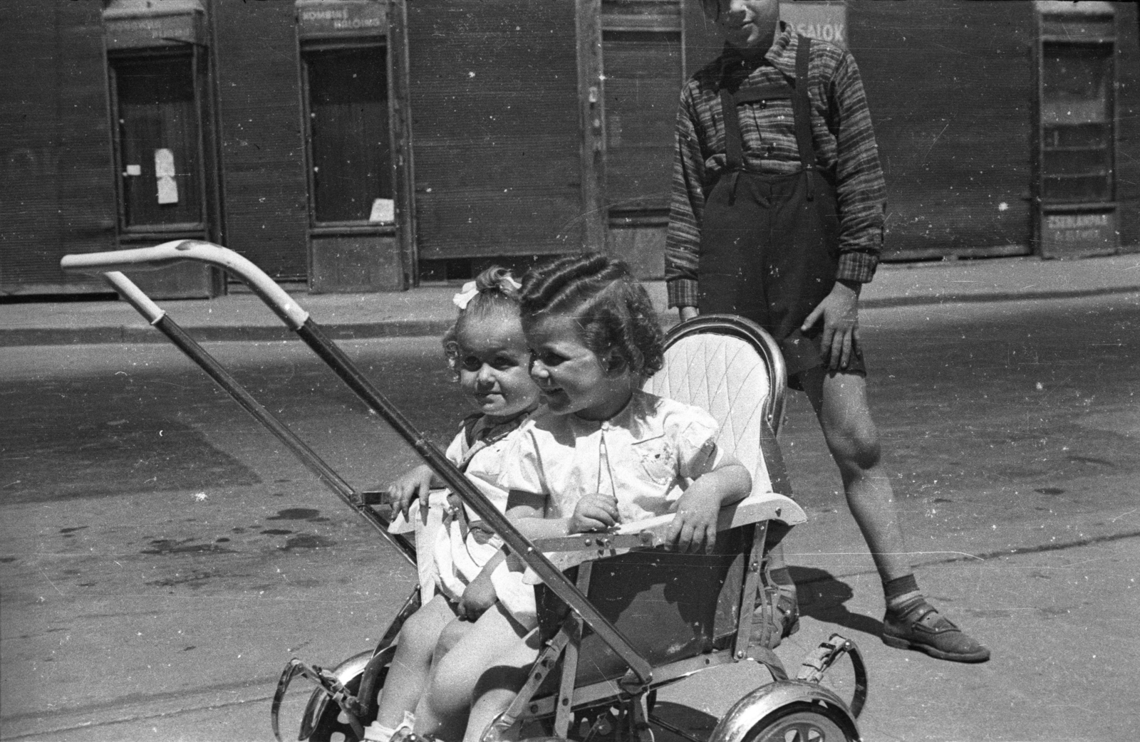 Hungary, Budapest VII., Wesselényi utca - Rumbach Sebestyén utca sarok. A felvétel a Dohány utcai zsinagóga előtt készült., 1954, Hámori Gyula, baby carriage, kids, Budapest, Fortepan #108598