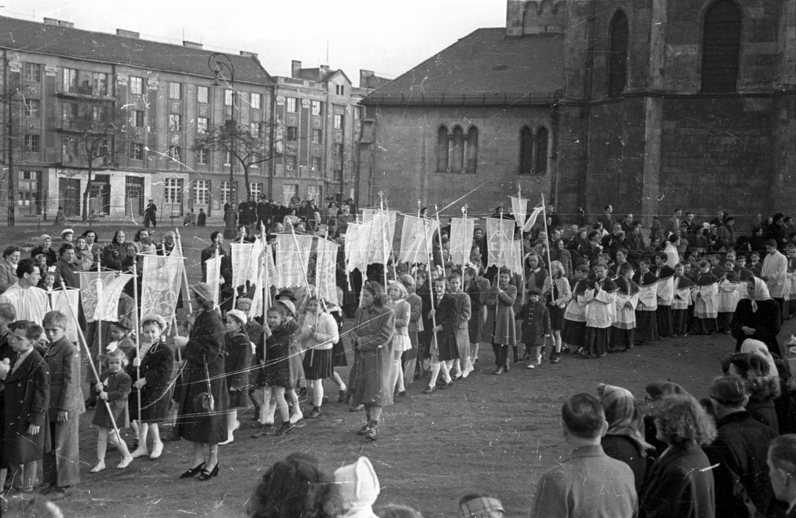 Hungary, Budapest VI.,Budapest XIII., Lehel (Élmunkás) tér, körmenet az Árpád-házi Szent Margit-templomnál, háttérben a Lehel utca házsora., 1954, Hámori Gyula, Budapest, procession, Fortepan #108600