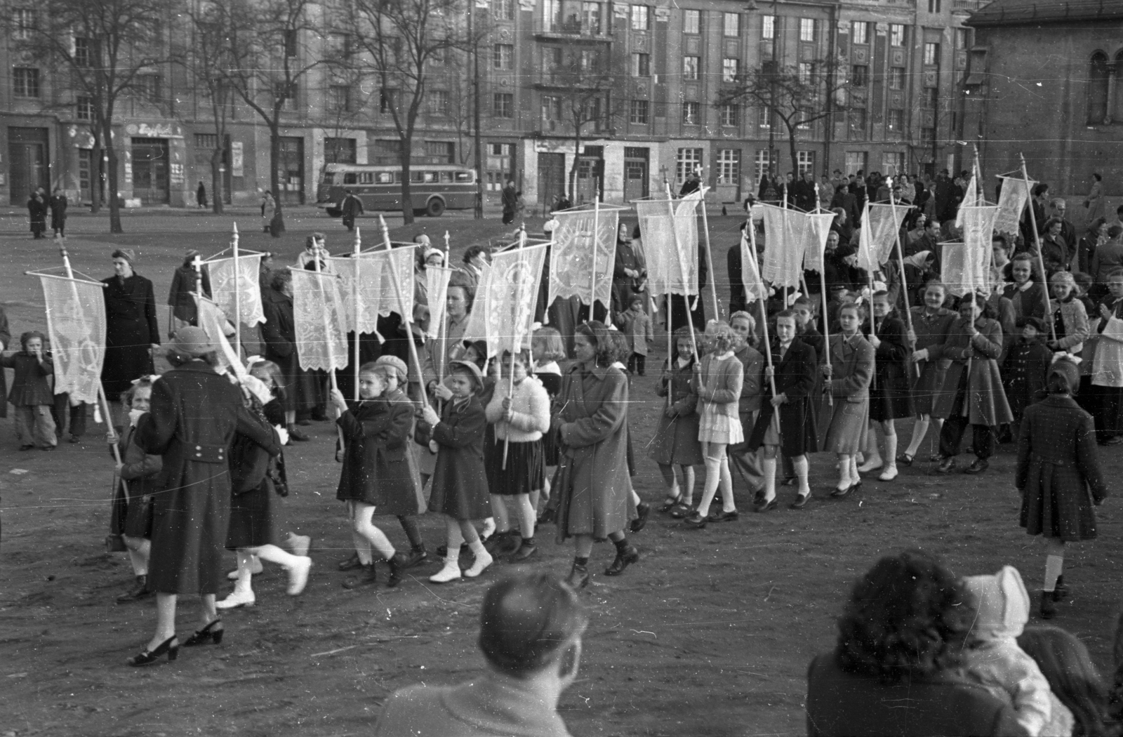 Hungary, Budapest VI.,Budapest XIII., Lehel (Élmunkás) tér, körmenet az Árpád-házi Szent Margit-templomnál, háttérben a Lehel utca házsora., 1954, Hámori Gyula, Budapest, girls, procession, Fortepan #108601