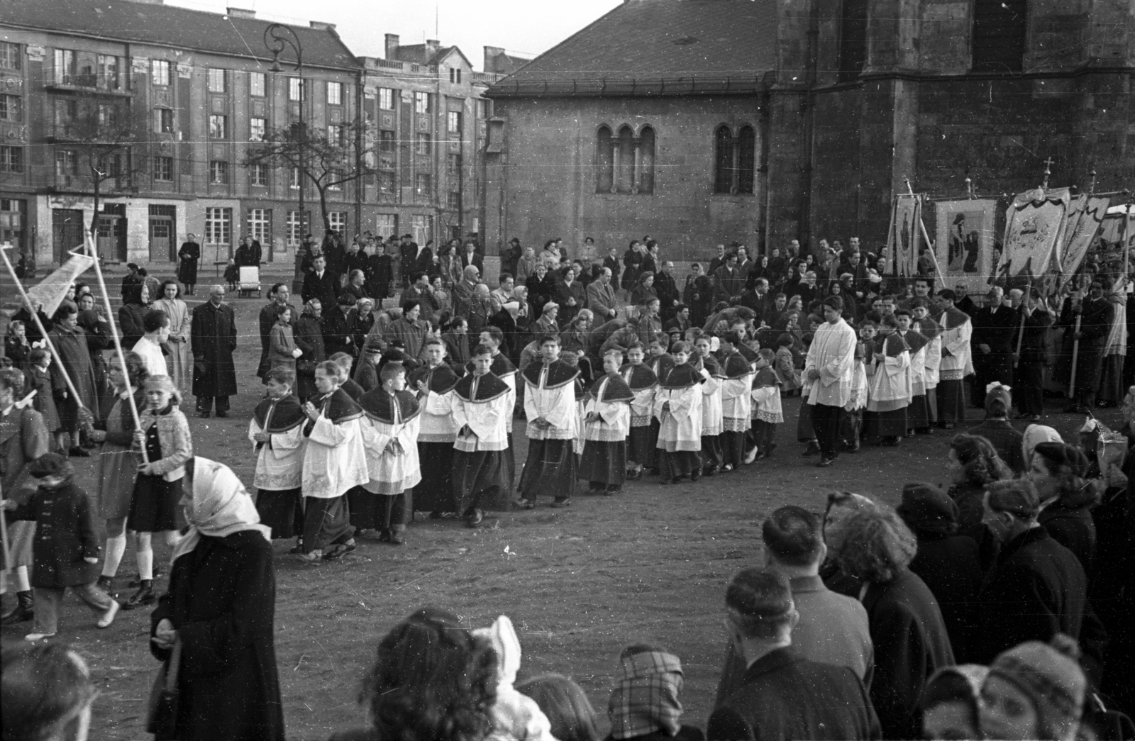 Hungary, Budapest VI.,Budapest XIII., Lehel (Élmunkás) tér, körmenet az Árpád-házi Szent Margit-templomnál, háttérben a Lehel utca házsora., 1954, Hámori Gyula, procession, Budapest, Fortepan #108602