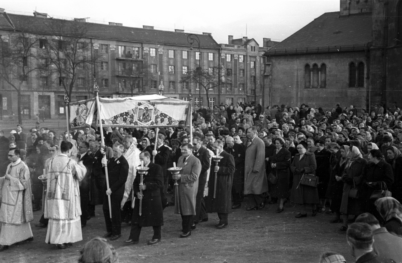 Hungary, Budapest VI.,Budapest XIII., Lehel (Élmunkás) tér, körmenet az Árpád-házi Szent Margit-templomnál, háttérben a Lehel utca házsora., 1954, Hámori Gyula, Budapest, priest, devotee, vestments, procession, Fortepan #108603