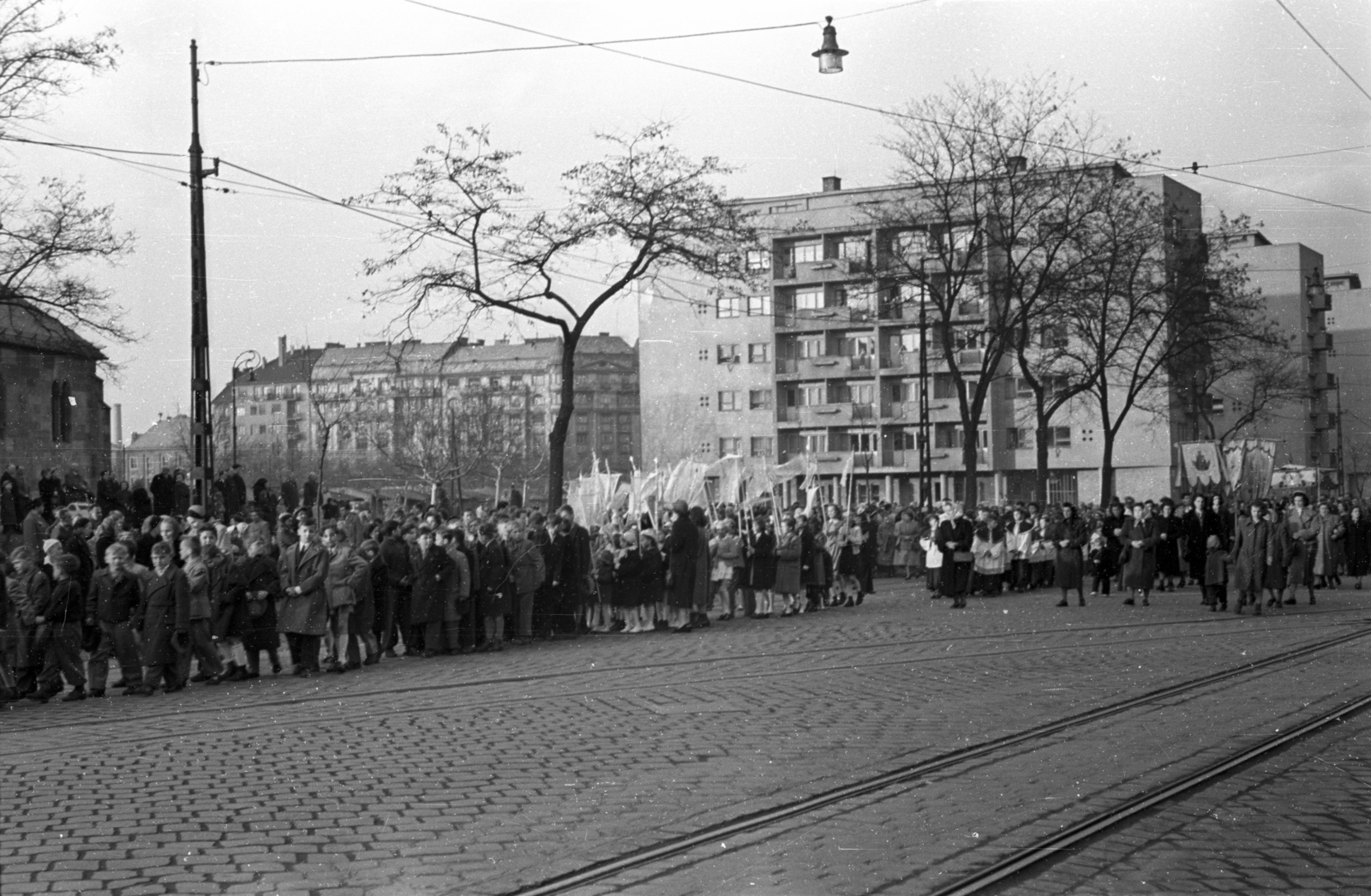Hungary, Budapest VI.,Budapest XIII., Lehel (Élmunkás) tér, körmenet az Árpád-házi Szent Margit-templomnál a Lehel utcáról a Bulcsú utca felé nézve., 1954, Hámori Gyula, Budapest, procession, rails, Fortepan #108607
