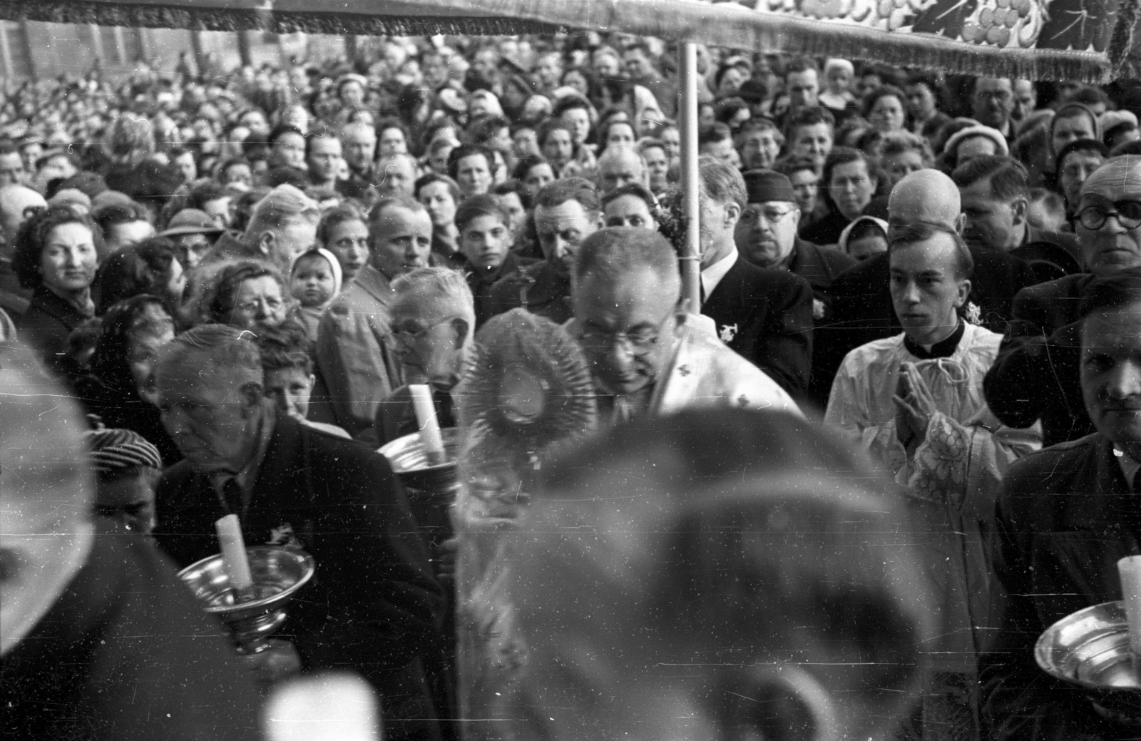 Hungary, Budapest XIII., Szent Margit (Élmunkás) tér, körmenet az Árpád-házi Szent Margit-templomnál., 1954, Hámori Gyula, Budapest, procession, Fortepan #108610