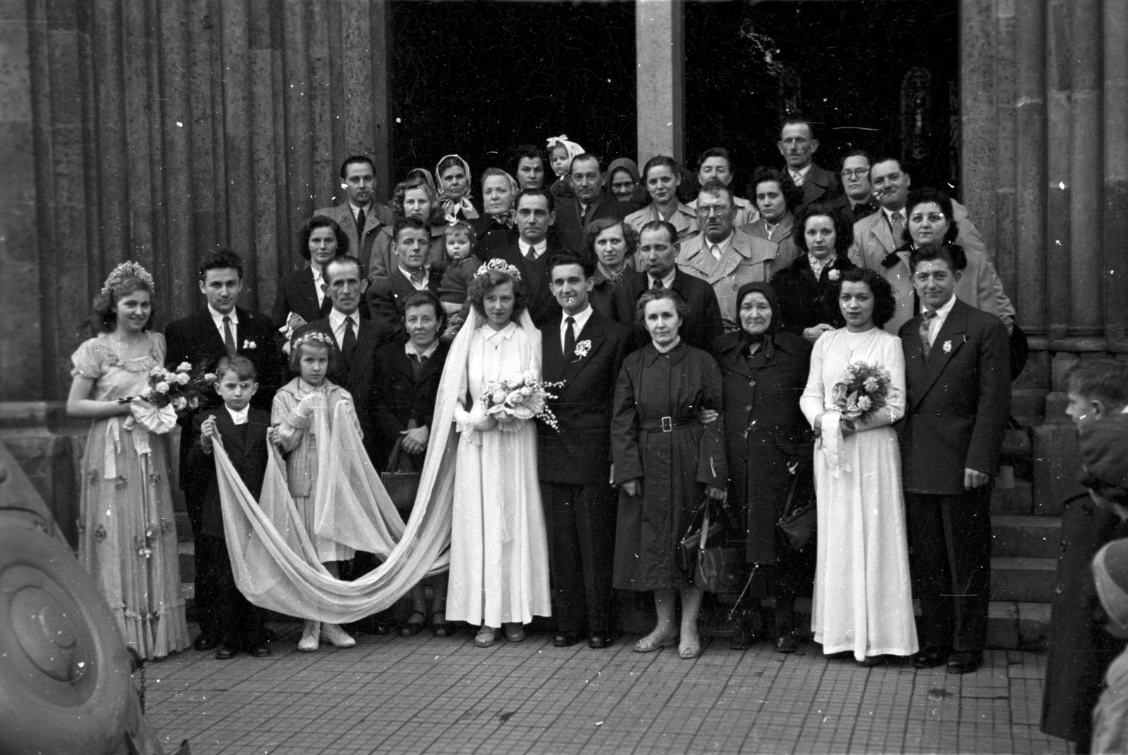 Hungary, Budapest XIII., Szent Margit (Élmunkás) tér, a felvétel az Árpád-házi Szent Margit-templom kapuja előtt készült., 1954, Hámori Gyula, wedding ceremony, family, tableau, bouquet, Budapest, bridesmaid, Fortepan #108626