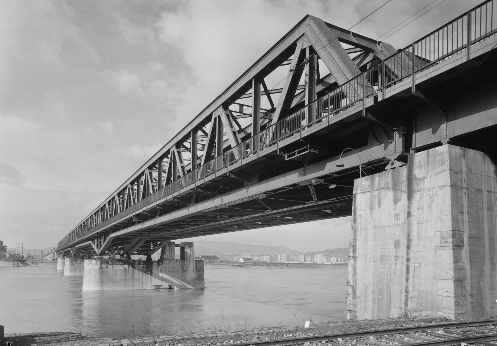 Magyarország, Budapest IX., Összekötő vasúti híd, előtérben a csepeli gyorsvasút vágányai., 1955, UVATERV, vasút, híd, látkép, vasúti híd, Budapest, Fortepan #10863