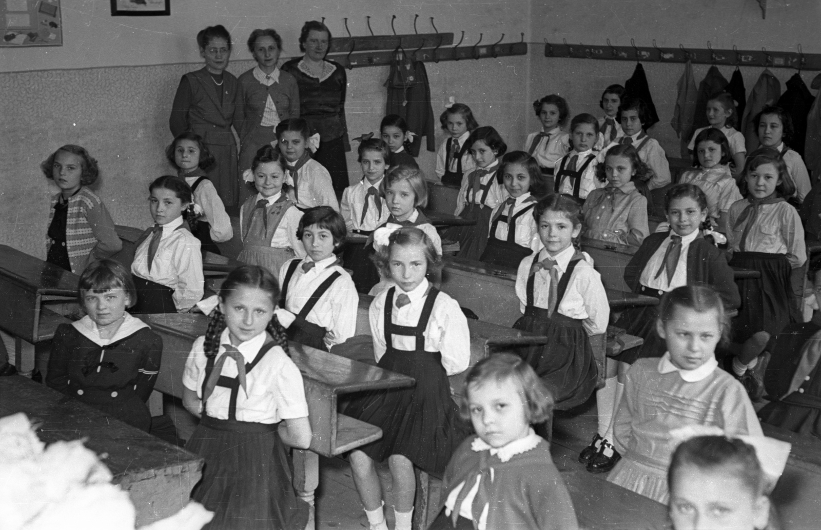 1954, Hámori Gyula, girls, school uniform, school desk, classroom, Fortepan #108630