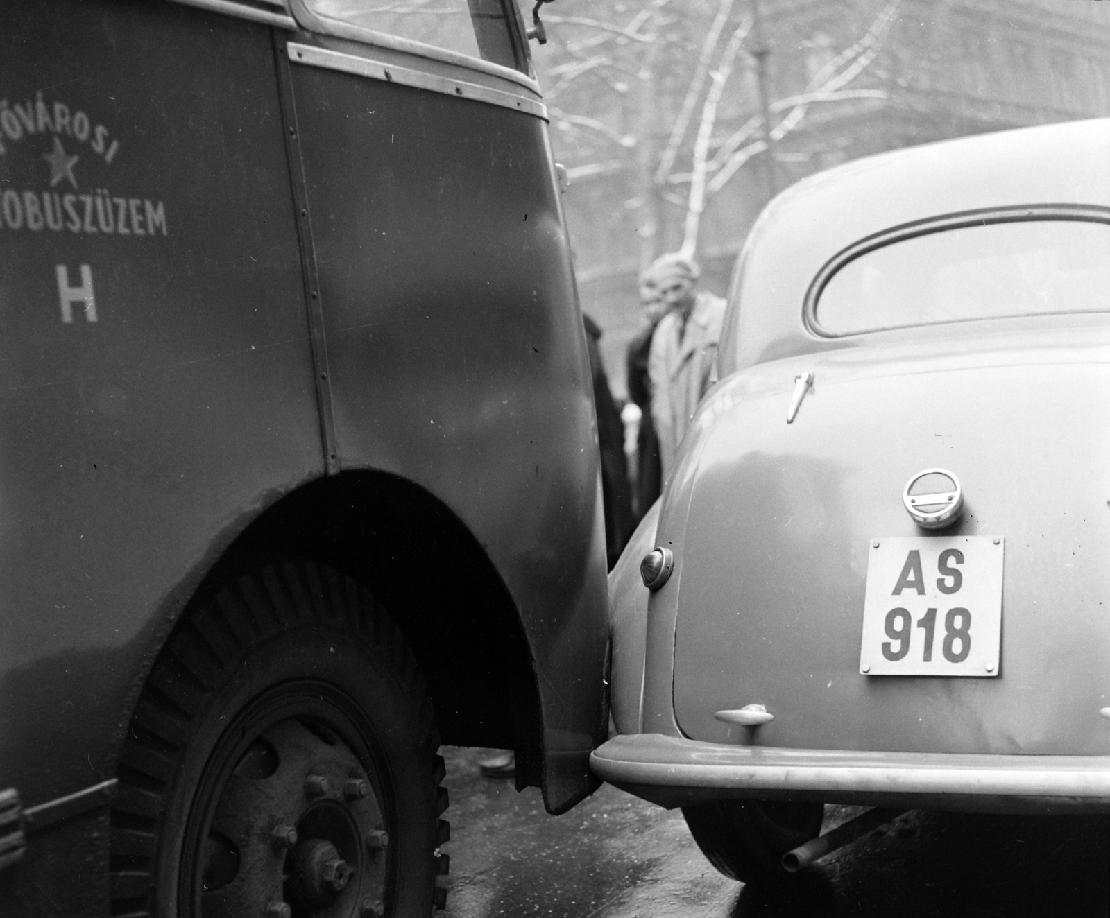 Magyarország, Budapest V., Vörösmarty tér, karambol a Haas palota előtt., 1957, UVATERV, autóbusz, csehszlovák gyártmány, magyar gyártmány, baleset, Skoda-márka, Ikarus-márka, automobil, Skoda 1101/1102 Tudor, rendszám, Ikarus 30, Fővárosi Autóbusz üzem, Budapest, Fortepan #10872