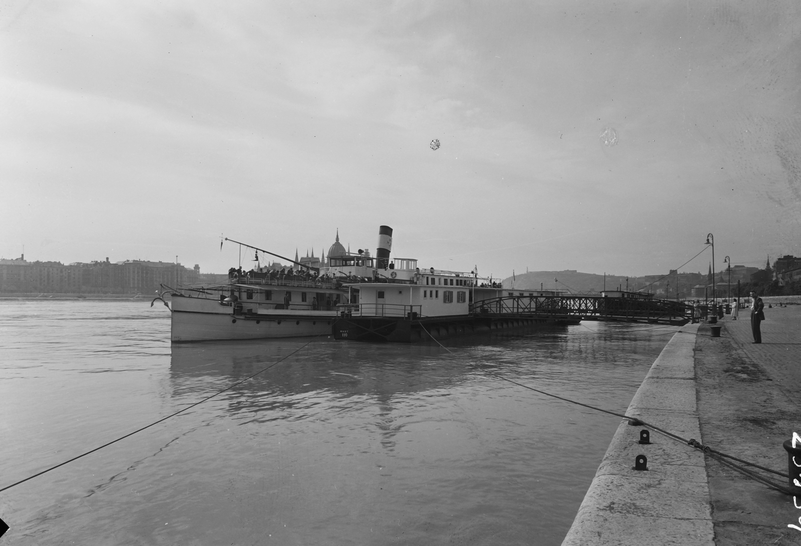 Magyarország, Budapest II., Bem József téri hajóállomás a Táncsics személyhajóval., 1955, UVATERV, hajó, gőzhajó, lapátkerekes hajó, Szőke Tisza I./Táncsics/Szent Gellért hajó, Budapest, Fortepan #10878