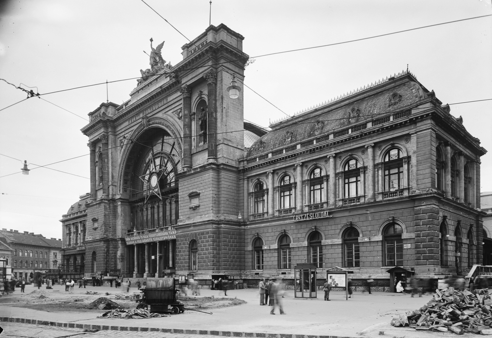 Hungary, Budapest VIII., Keleti pályaudvar., 1952, UVATERV, railway, phone booth, train station, eclectic architecture, Budapest, Gyula Rochlitz-design, Fortepan #10883