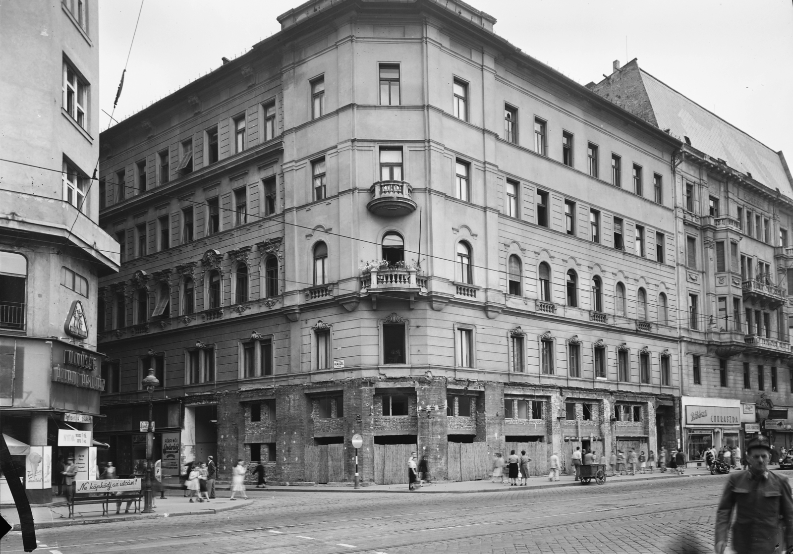 Hungary, Budapest VII., Rákóczi út - Klauzál utca sarok, balra a Minőség Állami Áruház (később Lottó Áruház), jobbra a Rákóczi út 38-40., az árkádosítás kezdetekor., 1952, UVATERV, sign-board, Budapest, Fortepan #10884