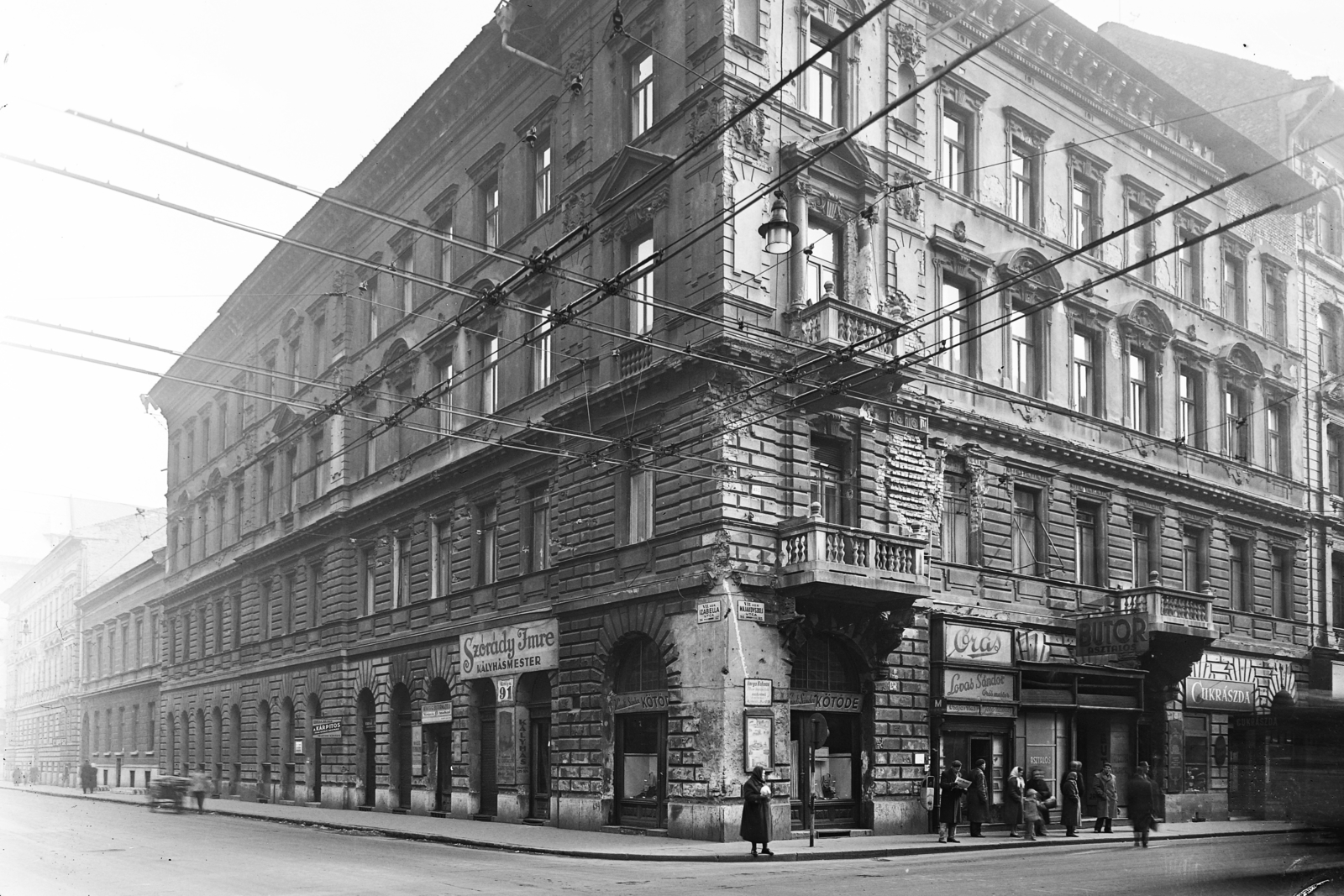 Magyarország, Budapest VII., Izabella utca - Király (Majakovszkij) utca sarka., 1958, UVATERV, cserépkályha, cégtábla, cukrászda, asztalos, órás, kötőde, Budapest, Fortepan #10887