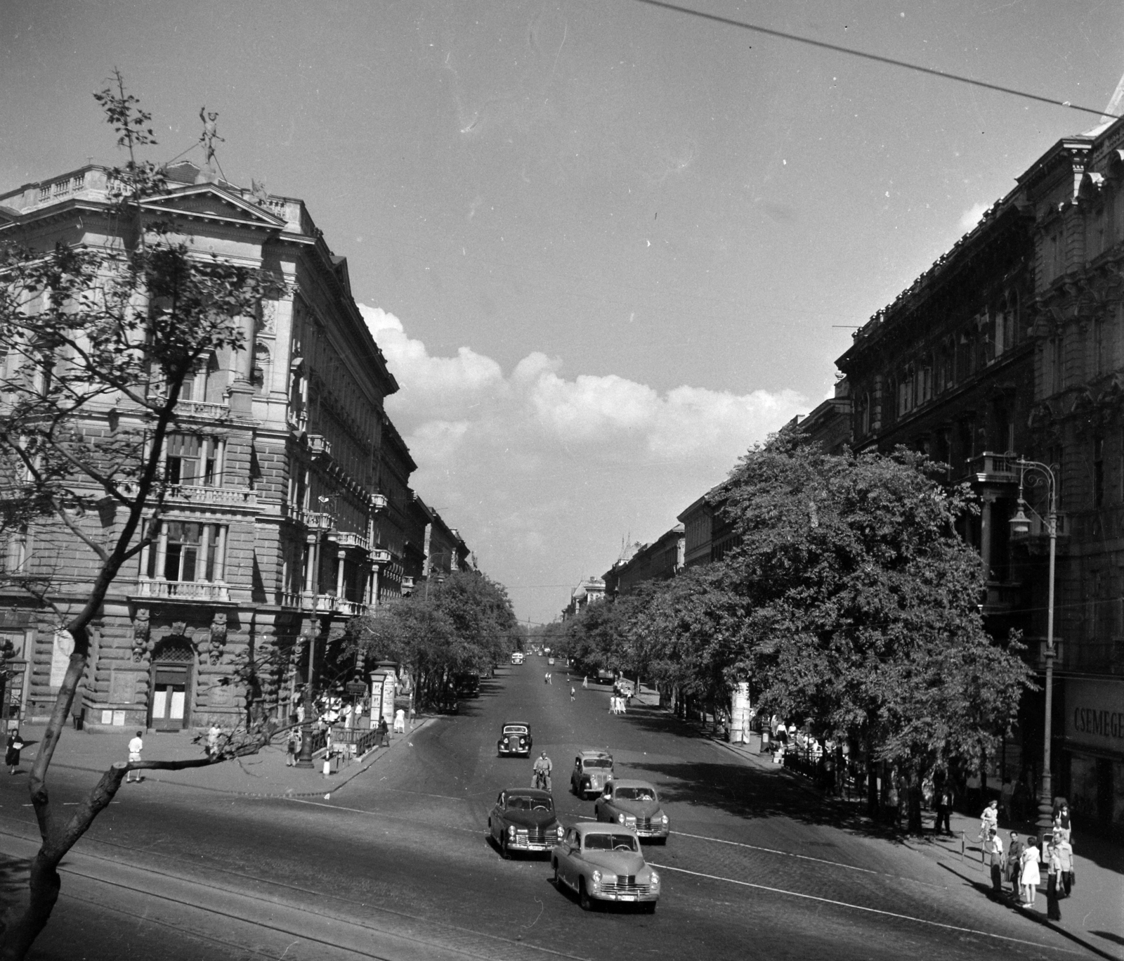 Hungary, Budapest VI., Bajzsy-Zsilinszky út, szemben az Andrássy (Sztálin) út., 1954, UVATERV, Soviet brand, GAZ-brand, candelabra, street view, taxicab, Renault-brand, French brand, lamp post, automobile, M20 Pobieda, untitled, Budapest, crosswalk, Fortepan #10891