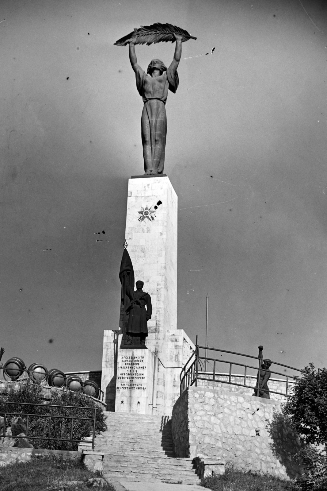 Hungary, Budapest XI., Felszabadulási Emlékmű (Kisfaludi Strobl Zsigmond).
, 1953, UVATERV, freedom, label, monument, Soviet soldier, symbol, Soviet memorial, palm branch, Budapest, flight of stairs, Zsigmond Kisfaludi Strobl-design, Fortepan #10899