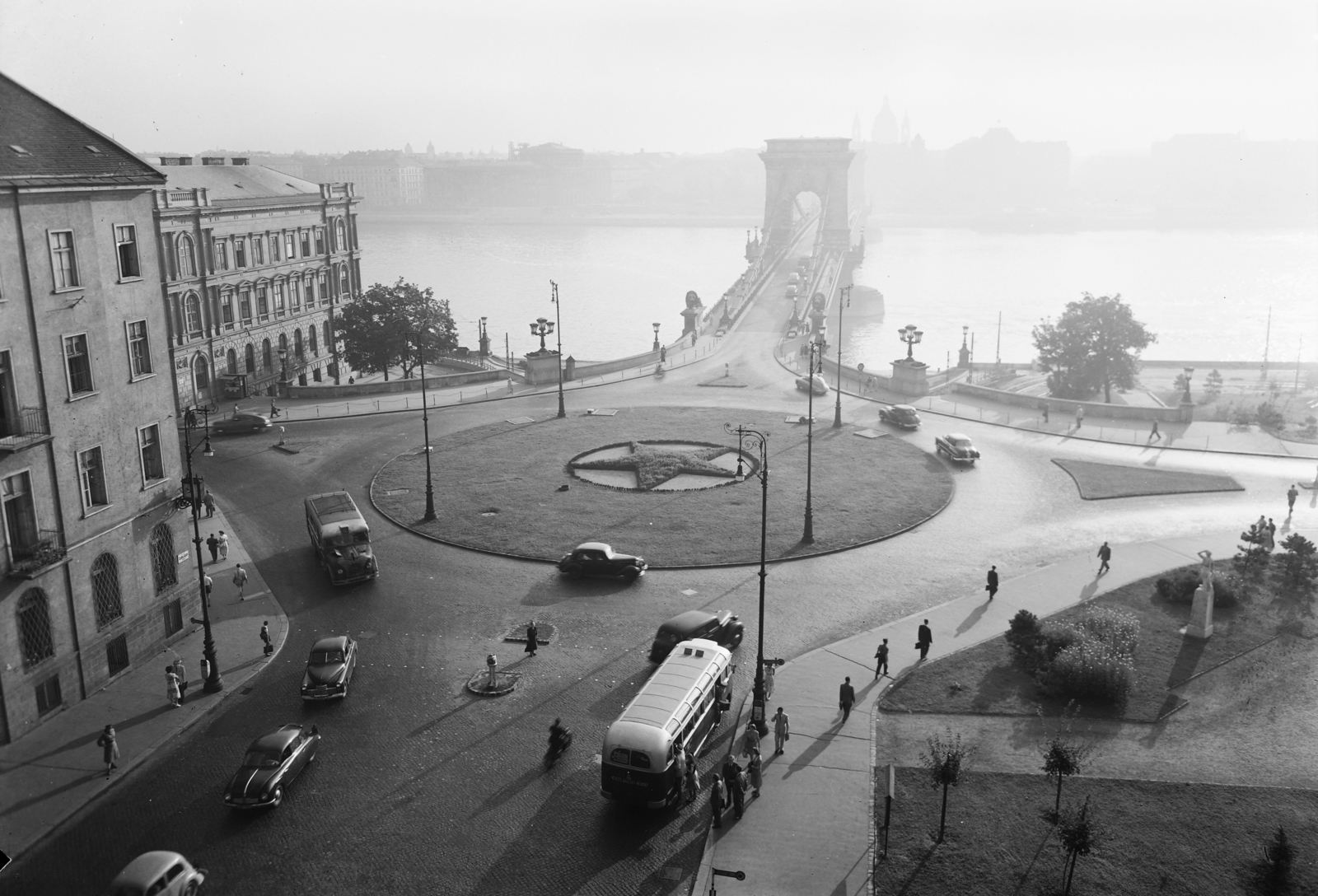 Hungary, Budapest I., Clark Ádám tér és a Széchenyi Lánchíd., 1954, UVATERV, bus, Czechoslovak brand, Tatra-brand, Red Star, automobile, Danube, fog, Budapest, suspension bridge, William Tierney Clark-design, Fortepan #10900