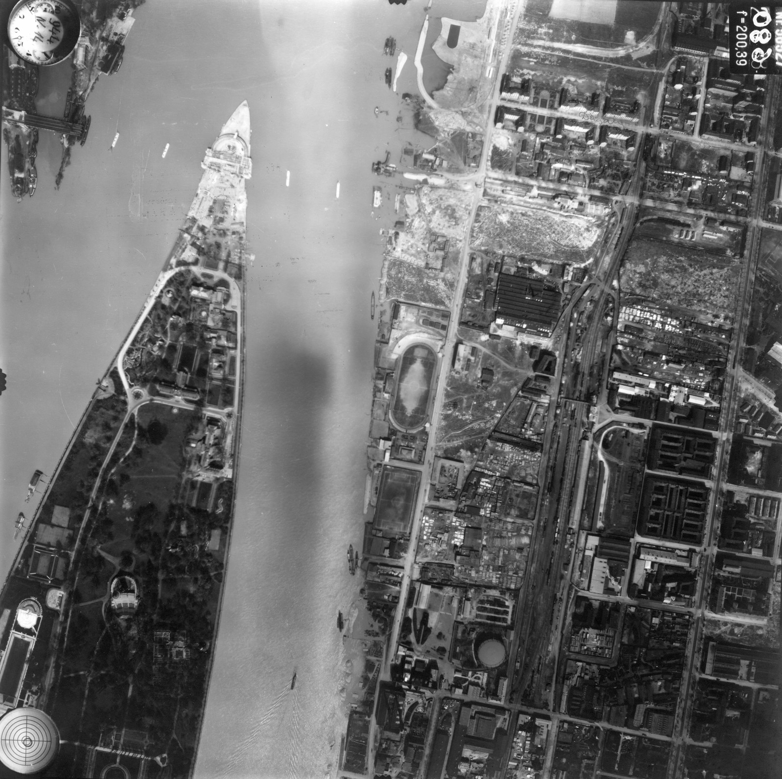 Hungary, Budapest XIII., légifotó. Balra fenn a Hajógyári-öbölnél az épülő Árpád híd első, szerkezetkész szakasza. A Margitszigeten lenn a Palatinus Strandfürdő. Jobbra Vizafogó, a Latorca utcai Elektromos sportteleppel és a Szentistvánvárosi (korábban Lipótvárosi) teherpályaudvarral. A felvétel 1944. április 14-én készült., 1944, Magyar Királyi Honvéd Légierő, aerial photo, Budapest, Fortepan #109010