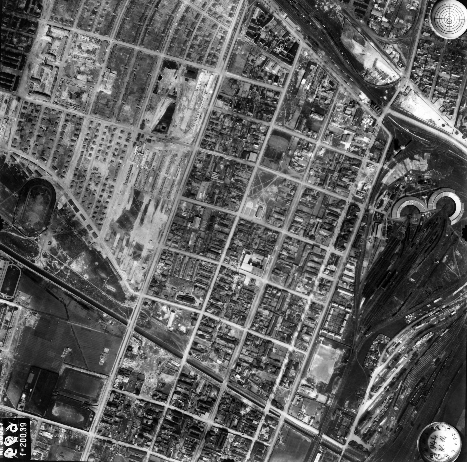 Magyarország, Budapest XIII., légifotó, Angyalföld. A kép középvonalától balra a Béke utca, ezt keresztezi lenn a Rákos-patak a Tahi utcánál. Lejjebb balra a Fáy utcánál a mai Vasas sporttelep, míg a kép jobb oldalán feljebb az Északi Fűtőház, a mai Vasúttörténeti Park látszik. A felvétel 1944. április 14-én készült., 1944, Magyar Királyi Honvéd Légierő, légi felvétel, Budapest, Fortepan #109021