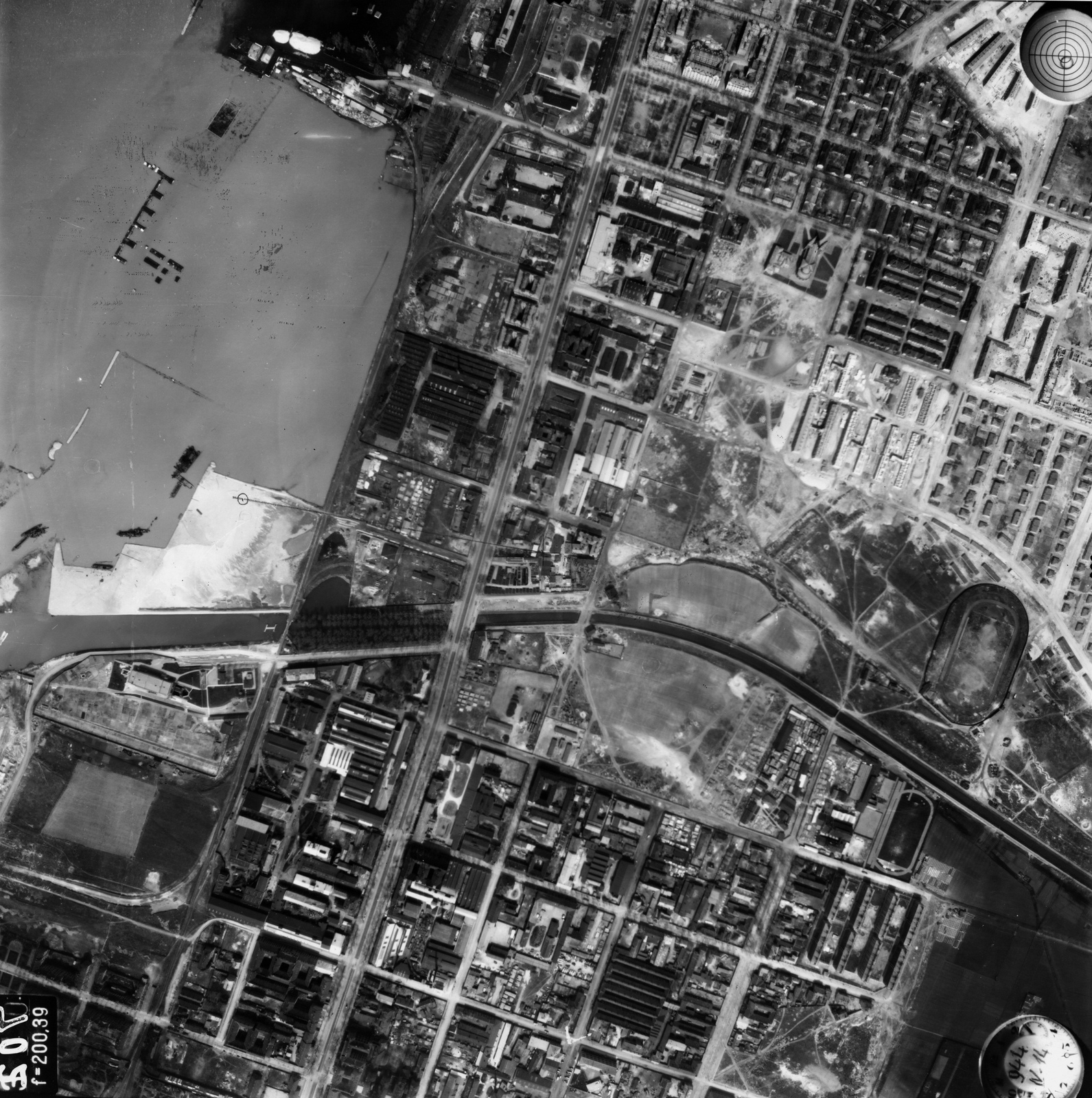 Hungary, Budapest XIII., légifotó, Angyalföld. Bal oldalon az elöntött Duna-part a Vizafogónál és a Váci út. Keresztben az enyhén kanyarodó Rákos-patak és a Tahi utca látszik. A felvétel 1944. április 14-én készült., 1944, Magyar Királyi Honvéd Légierő, aerial photo, Budapest, Fortepan #109023